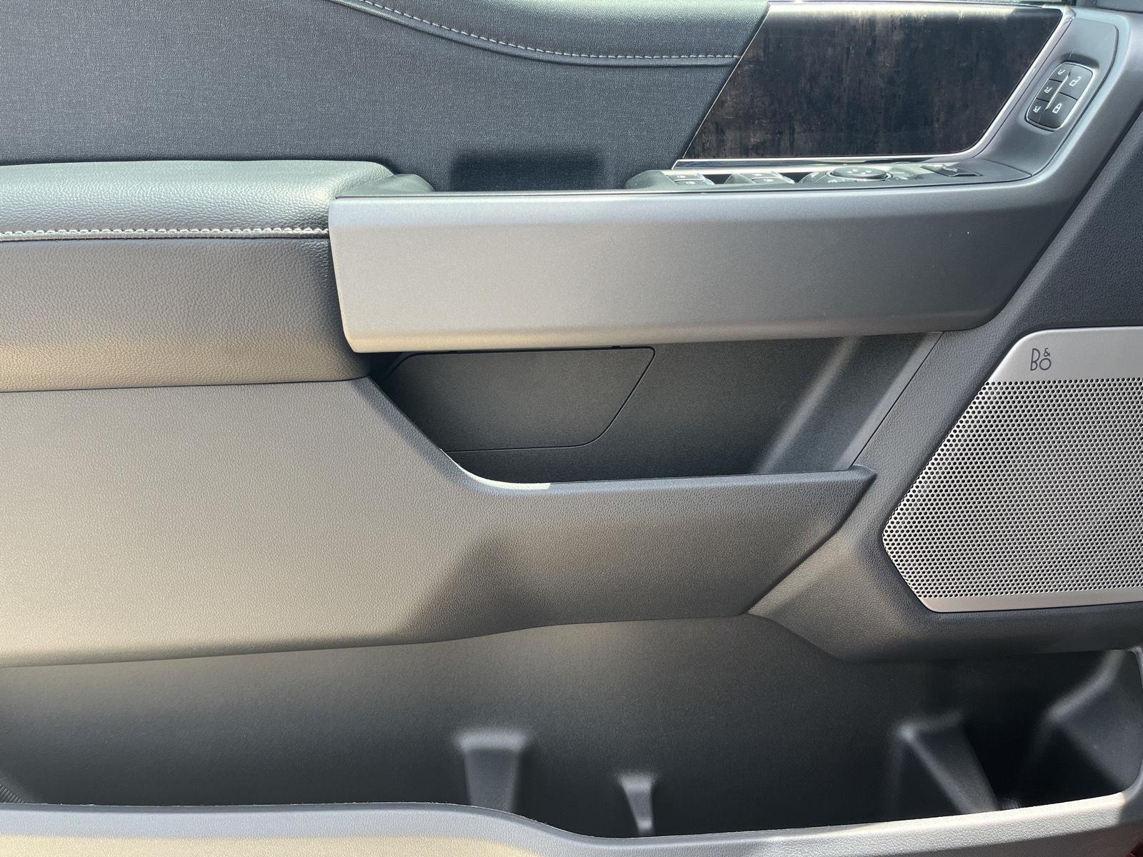 Vehicle photo 10