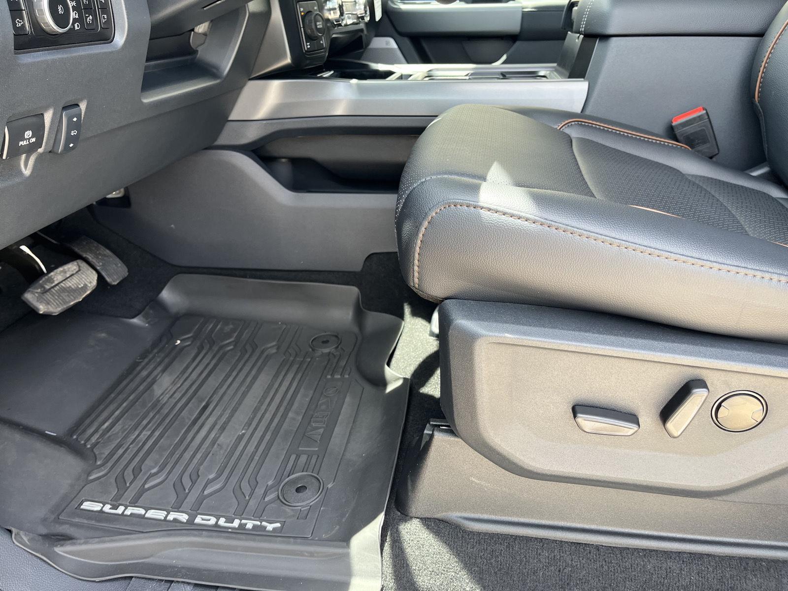 Vehicle photo 12