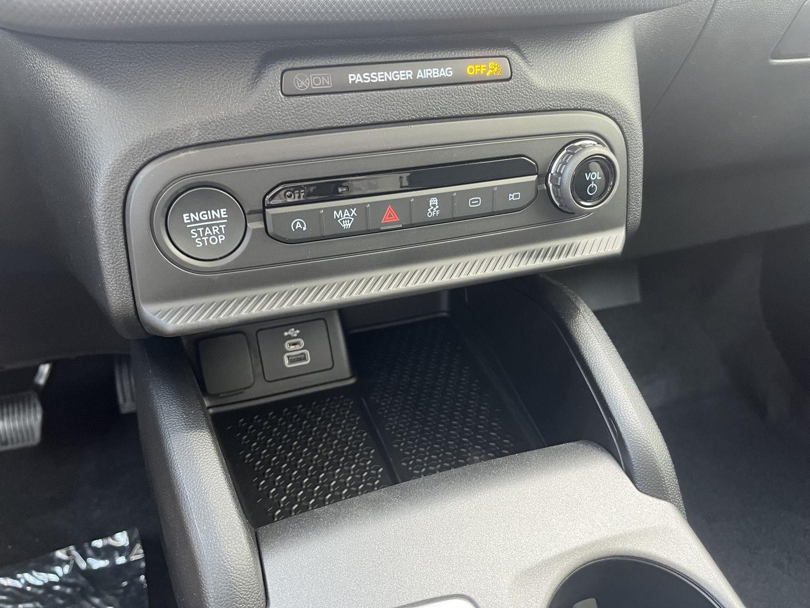 Vehicle photo 24