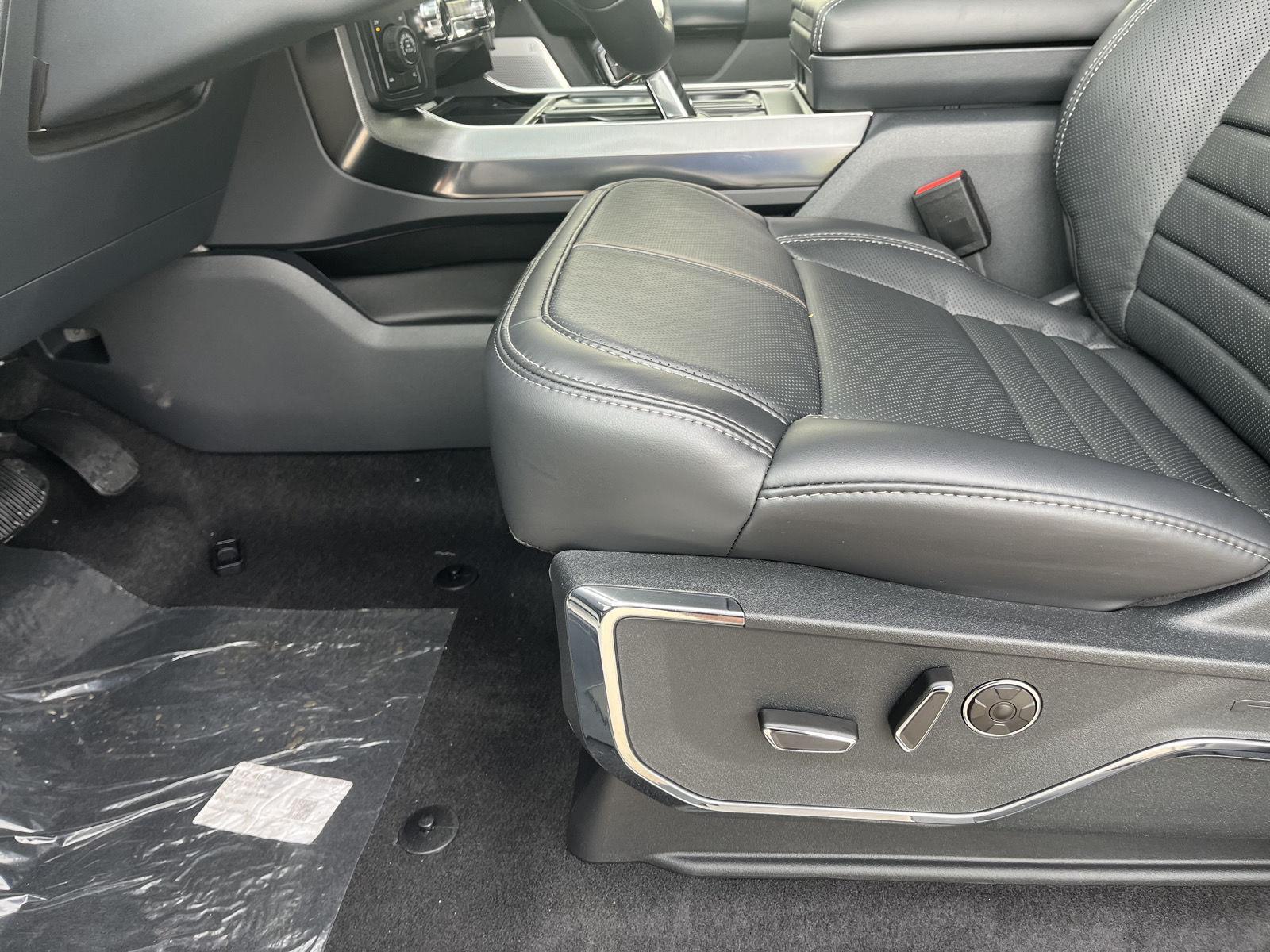 Vehicle photo 12
