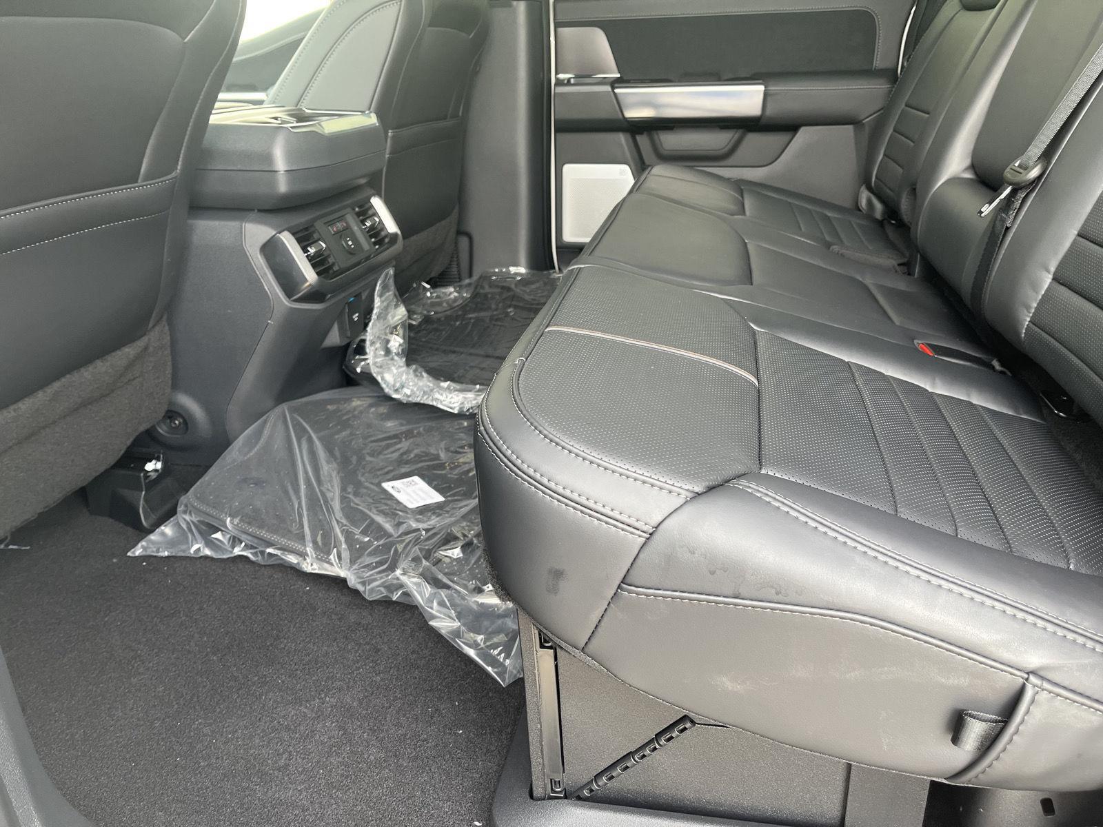 Vehicle photo 17