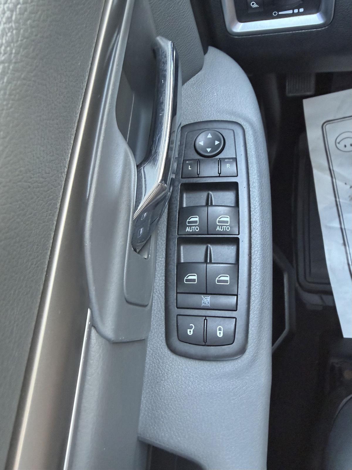 Vehicle photo 12