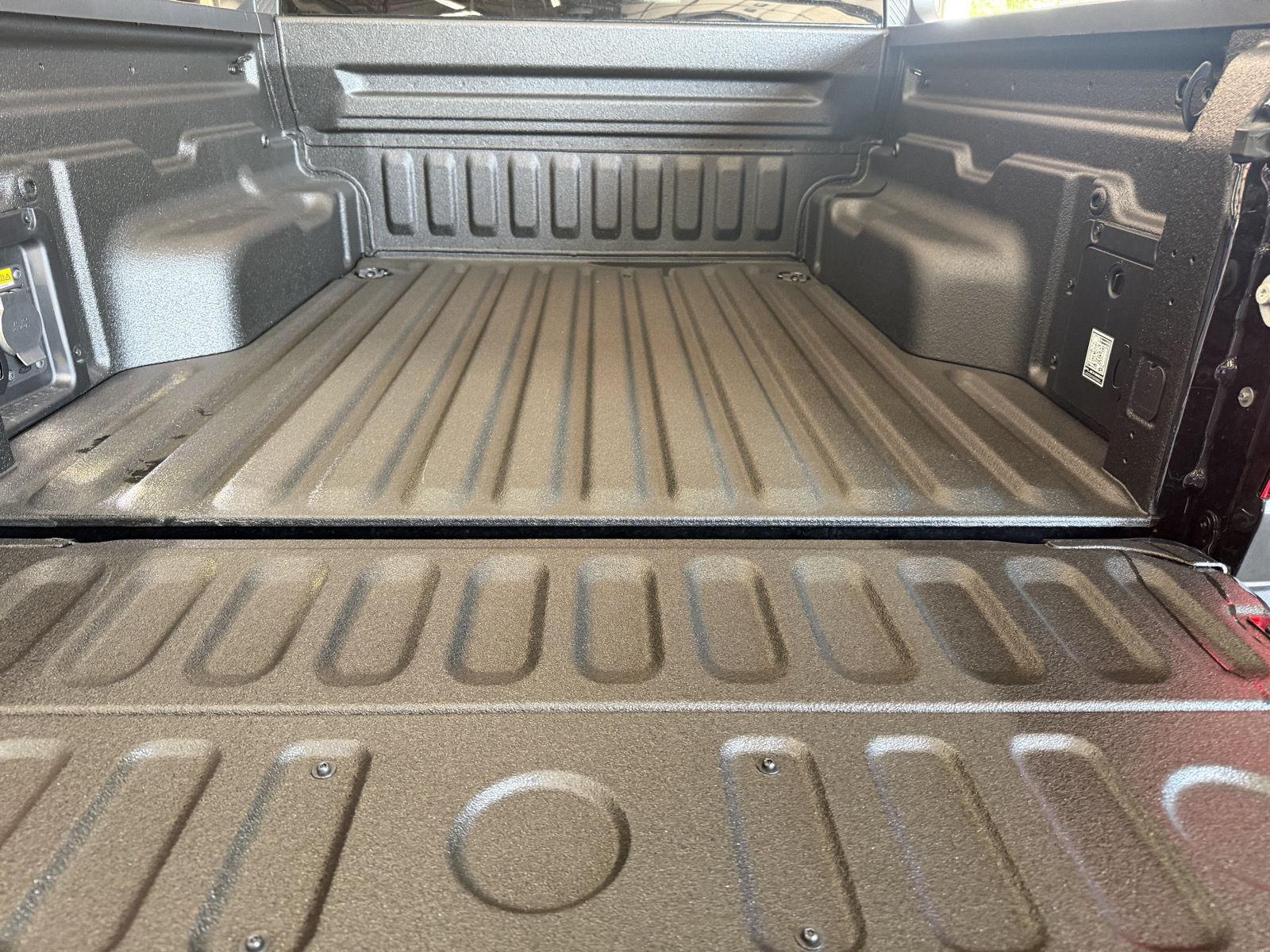 Vehicle photo 32