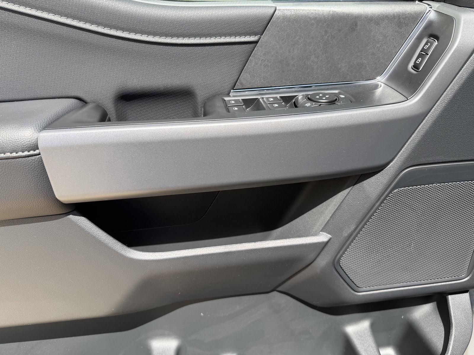 Vehicle photo 11