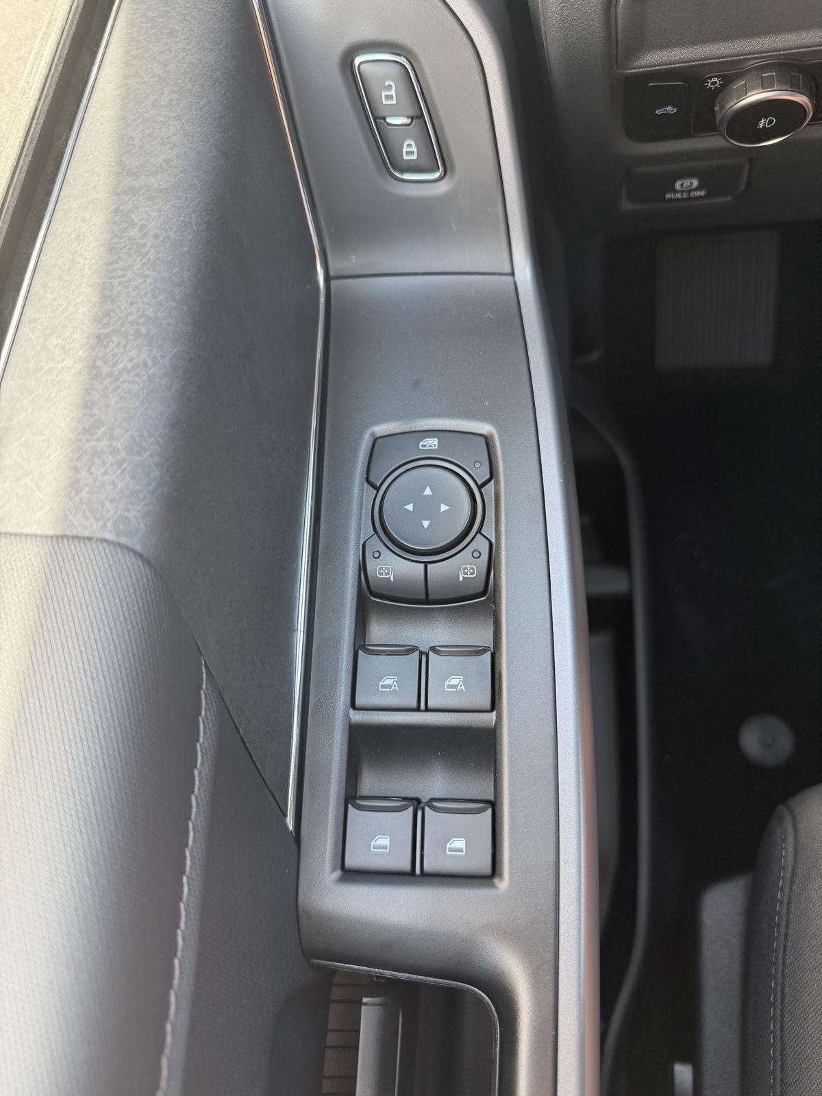 Vehicle photo 12
