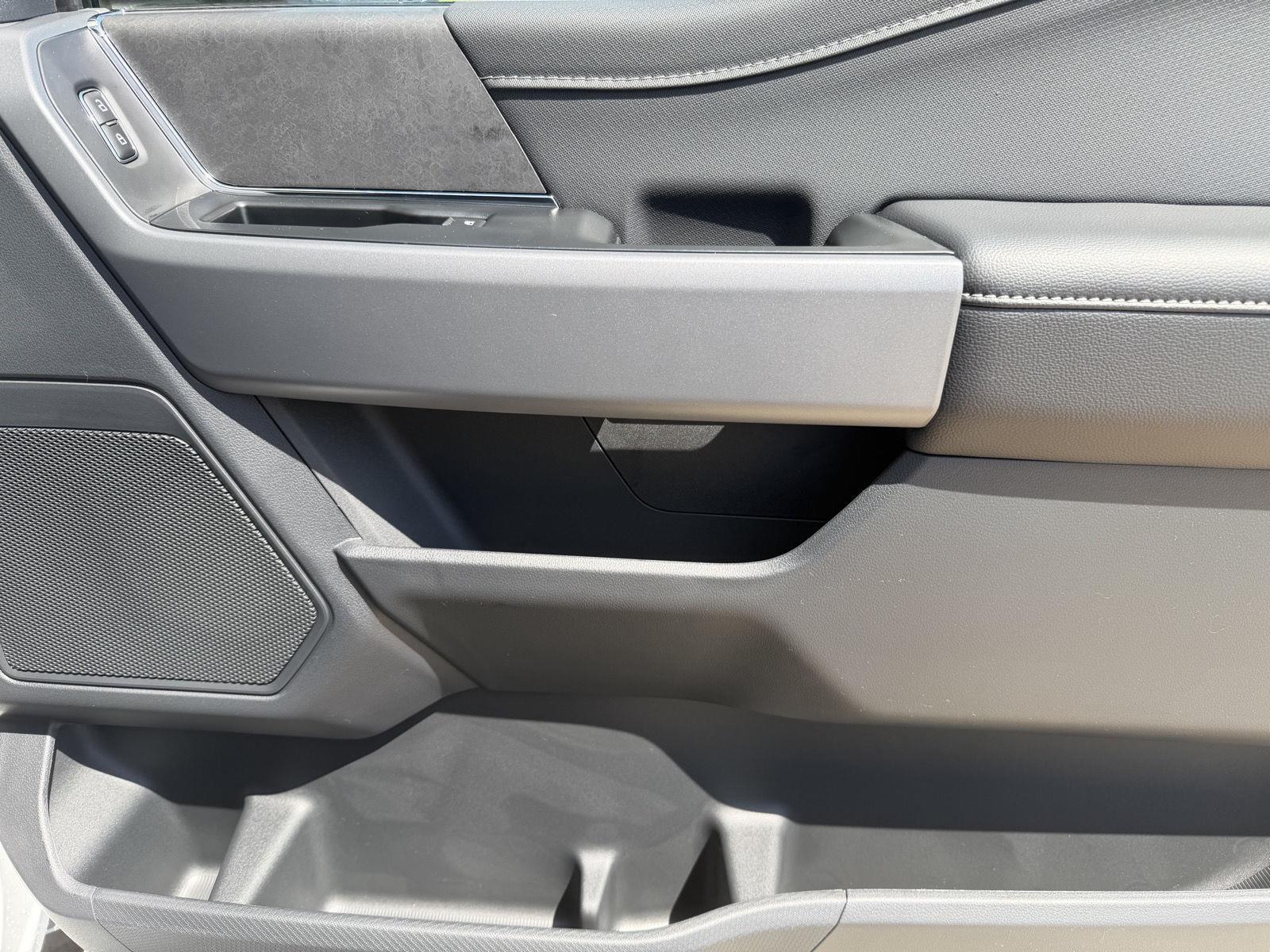 Vehicle photo 17