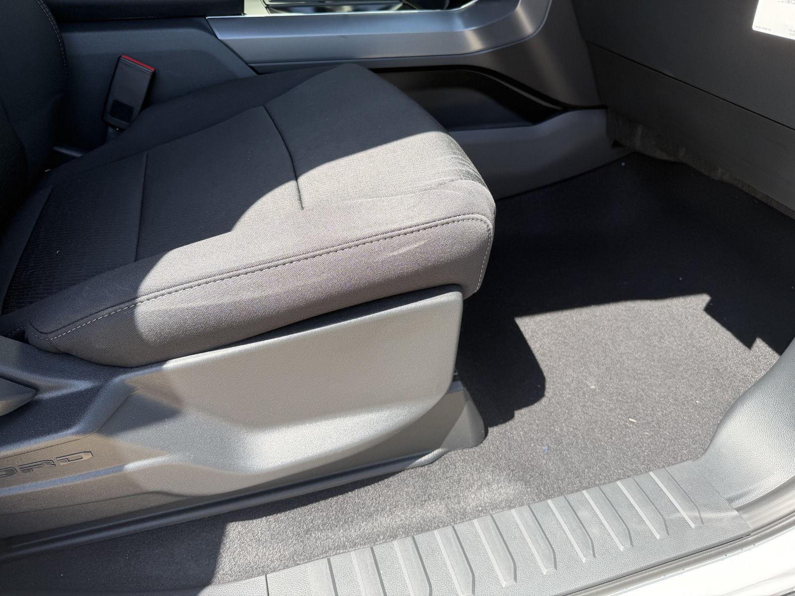 Vehicle photo 18