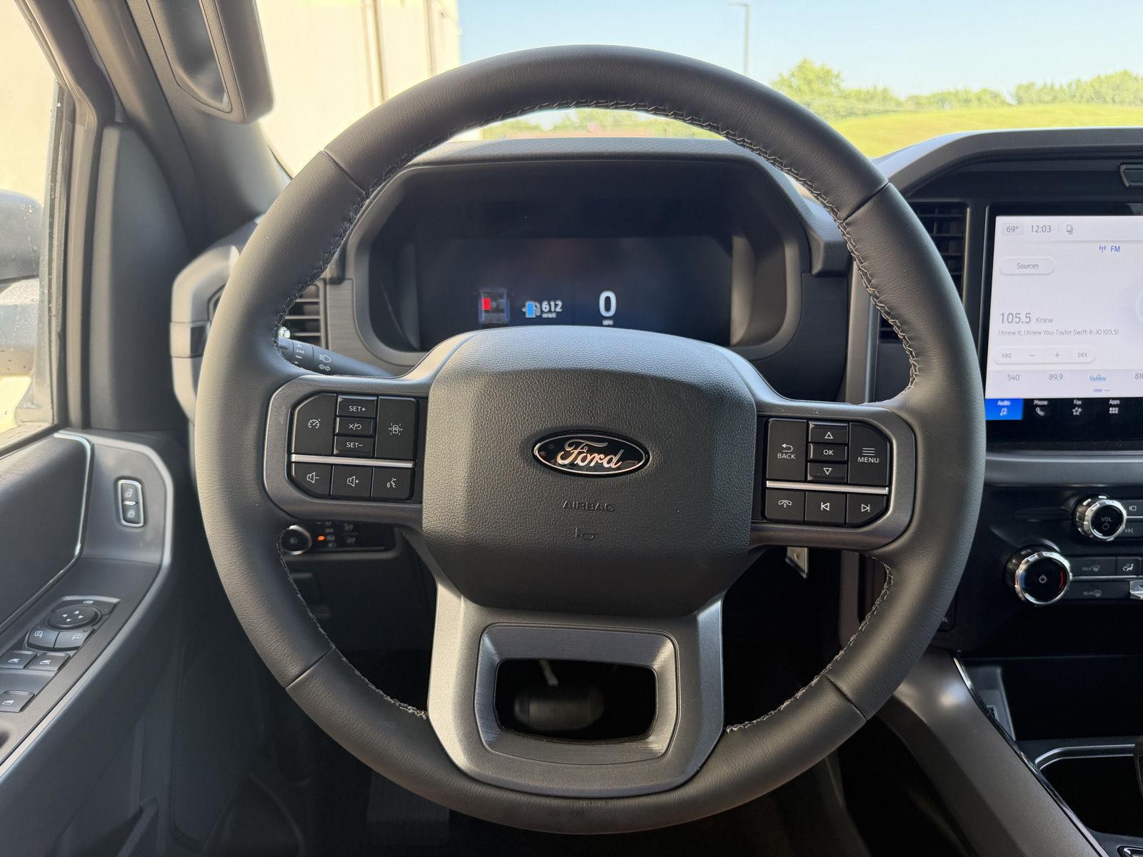 Vehicle photo 23