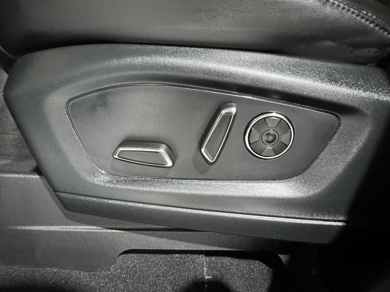 Vehicle photo 18