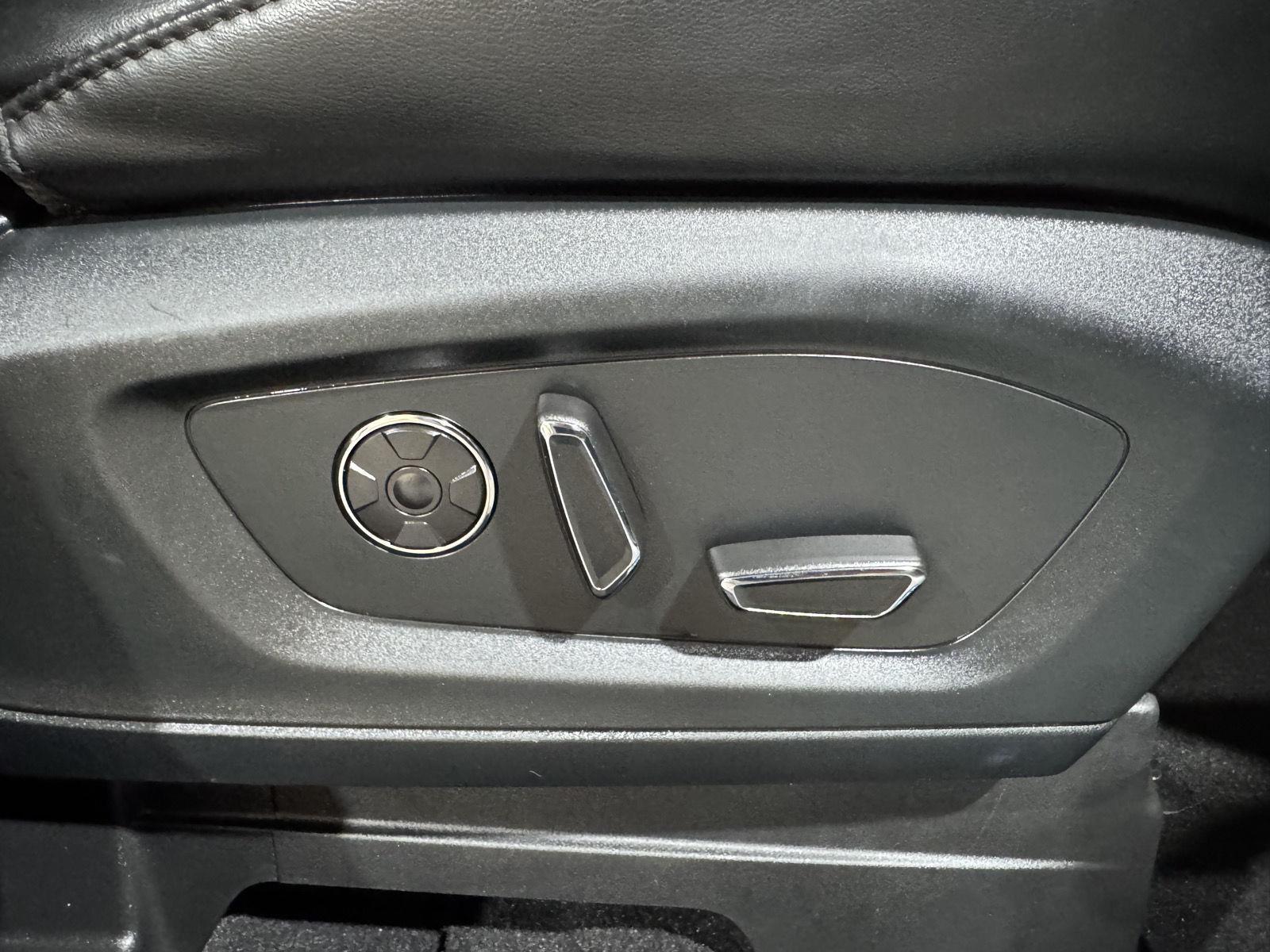Vehicle photo 24