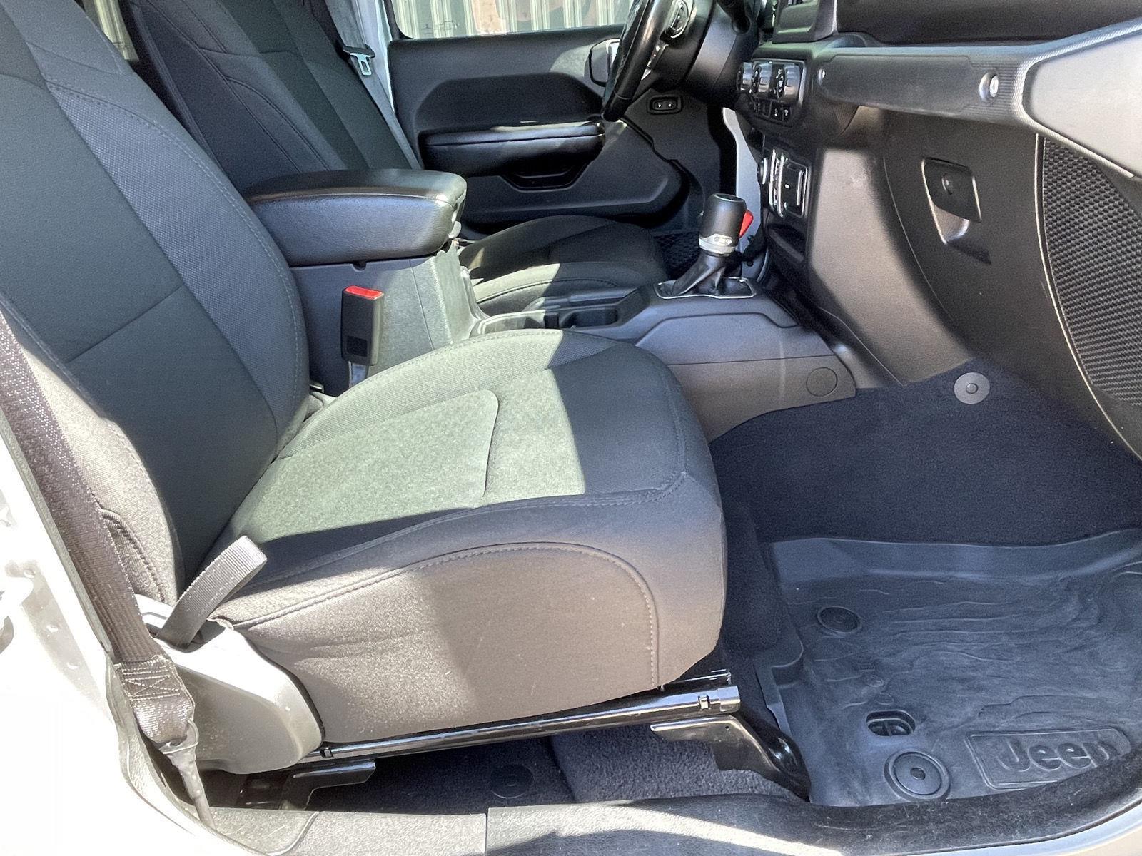 Vehicle photo 19