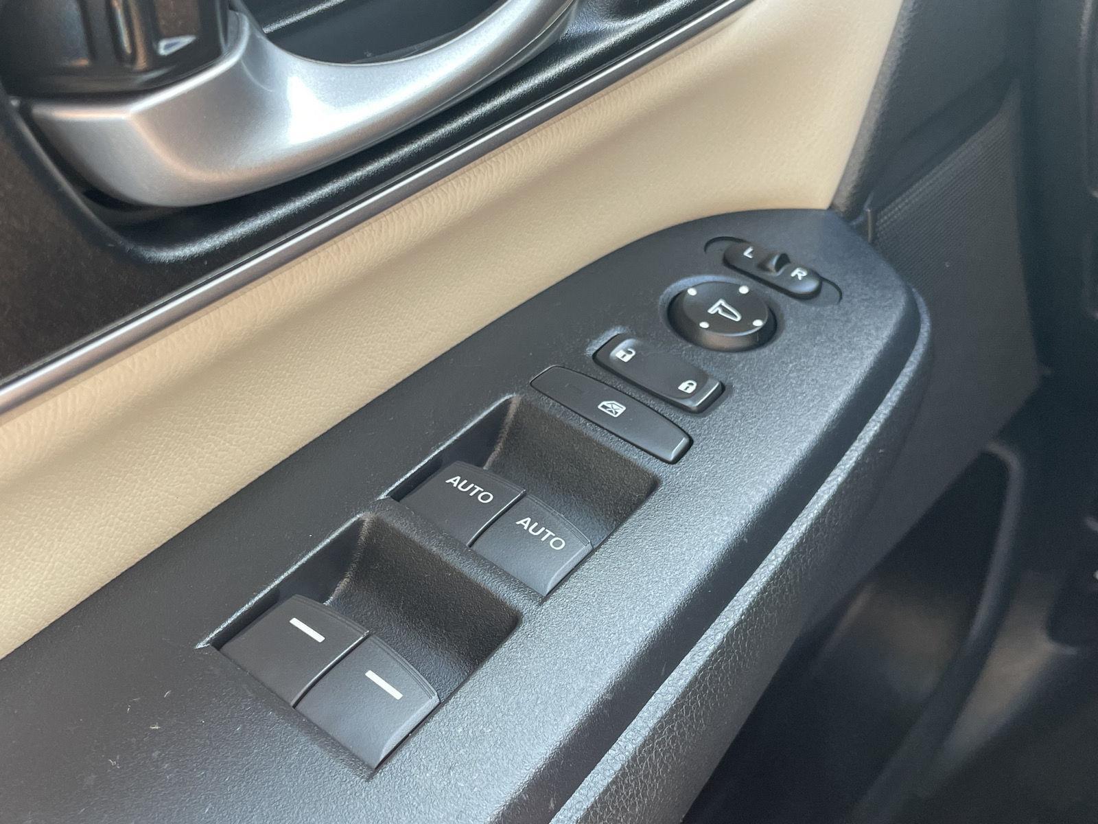 Vehicle photo 16