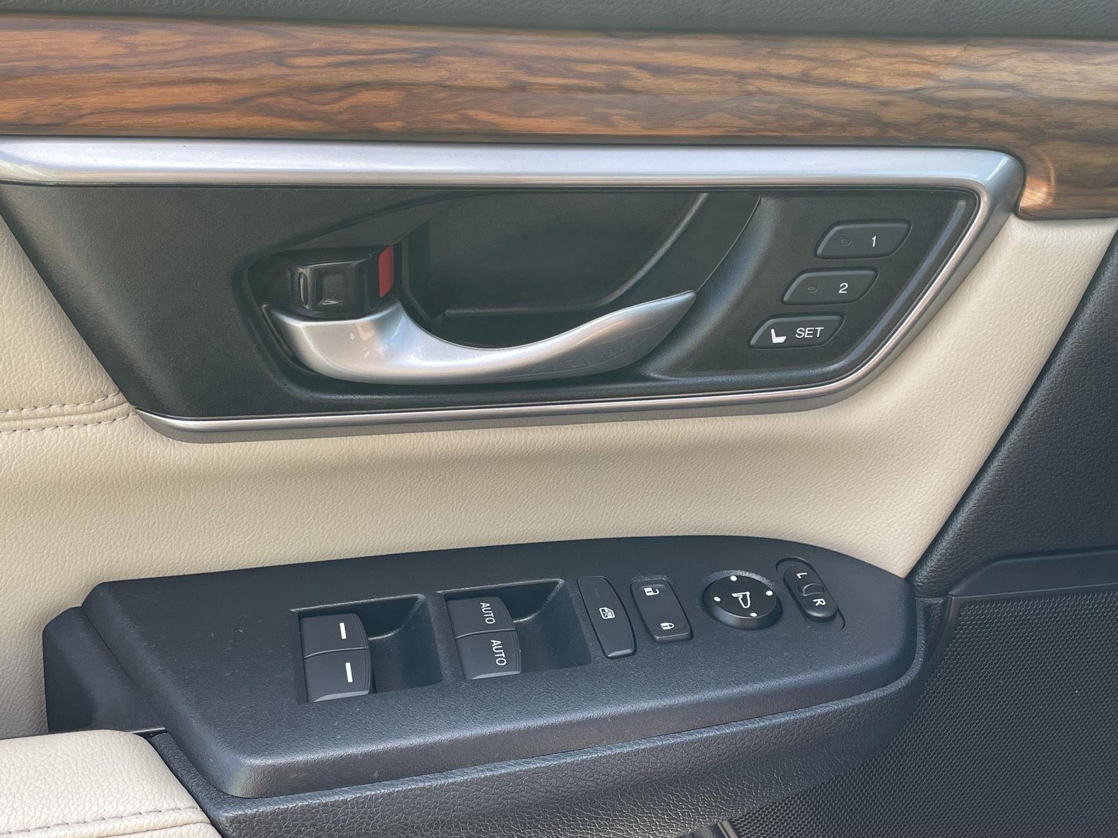 Vehicle photo 17