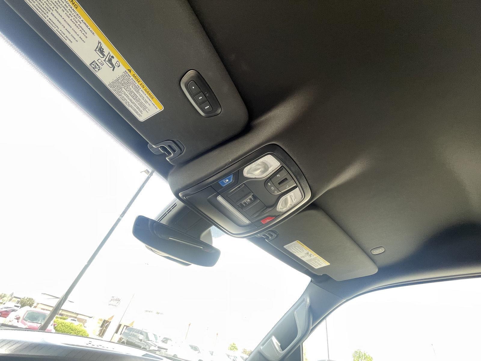 Vehicle photo 21