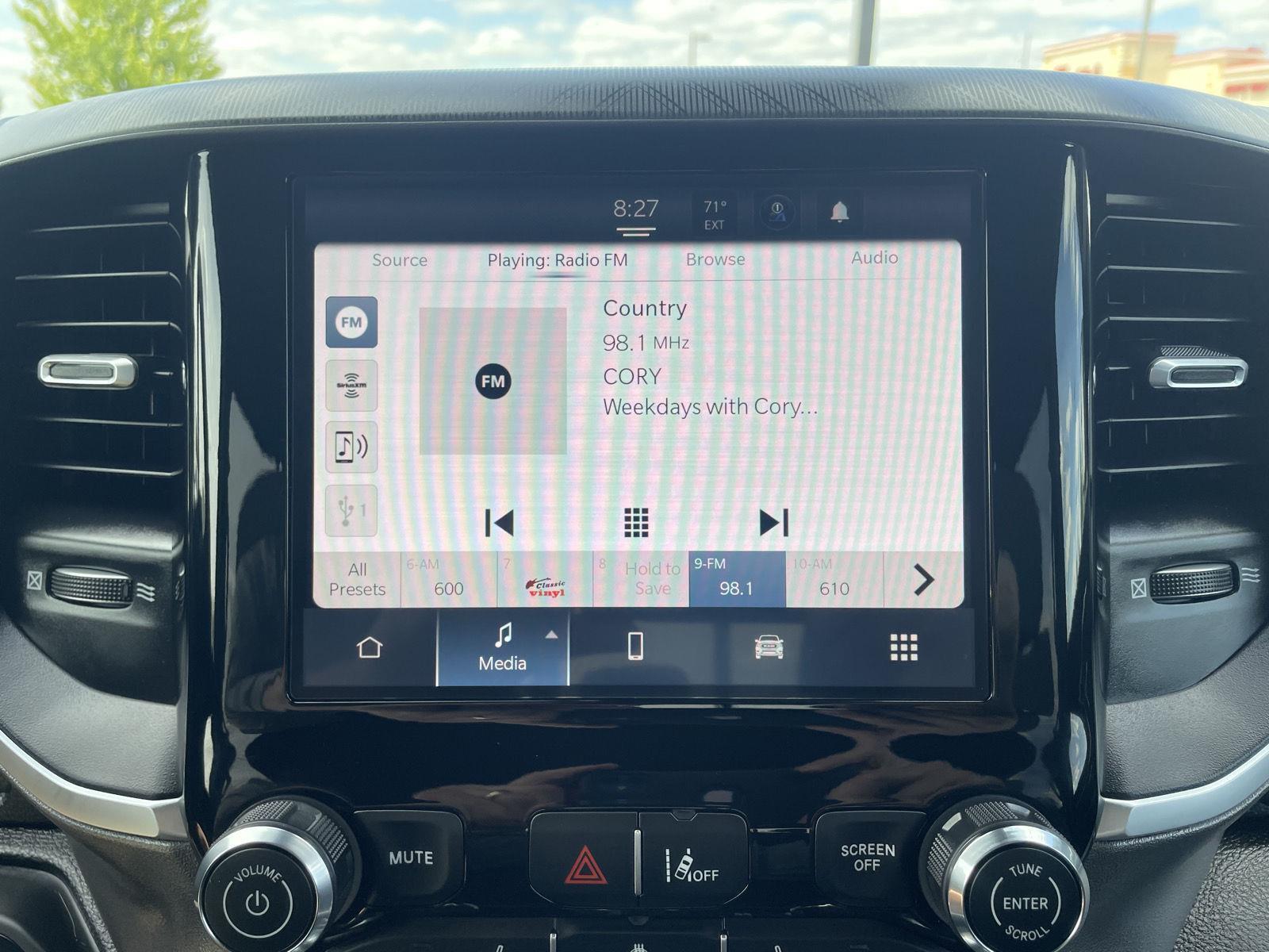 Vehicle photo 24
