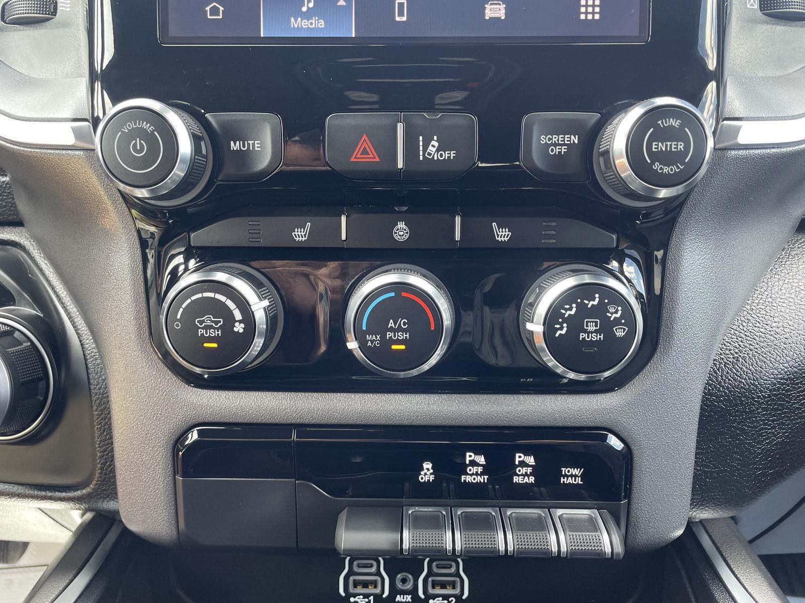 Vehicle photo 25