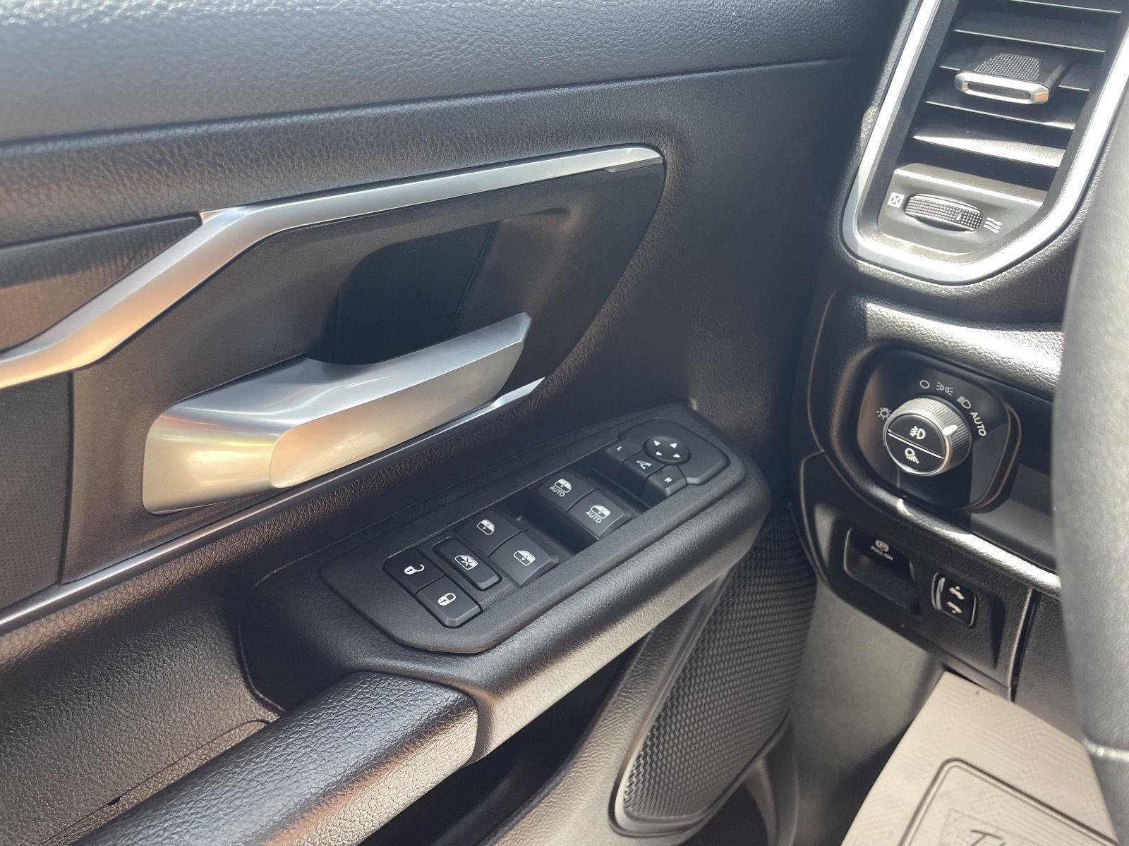 Vehicle photo 29