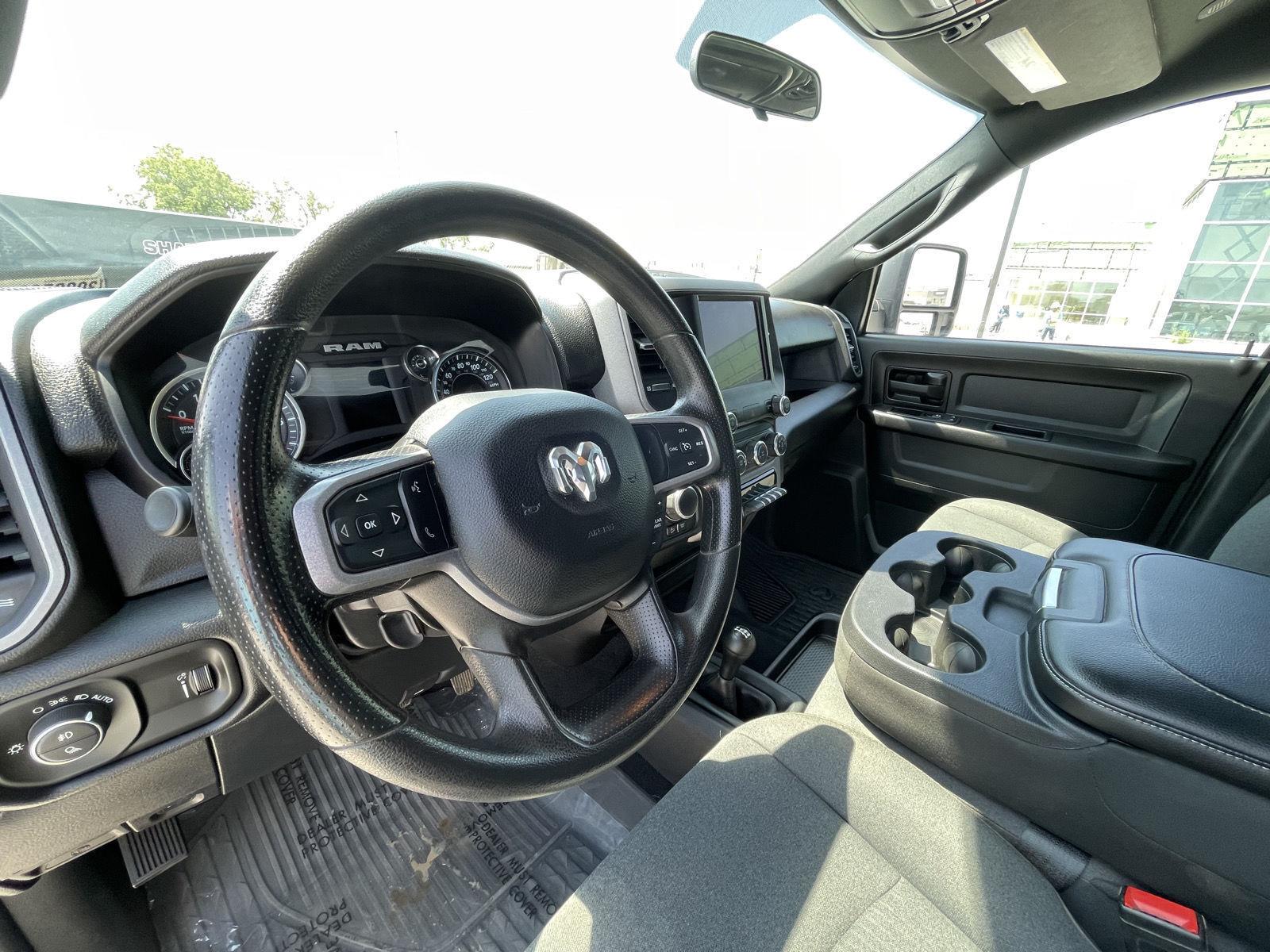 Vehicle photo 12