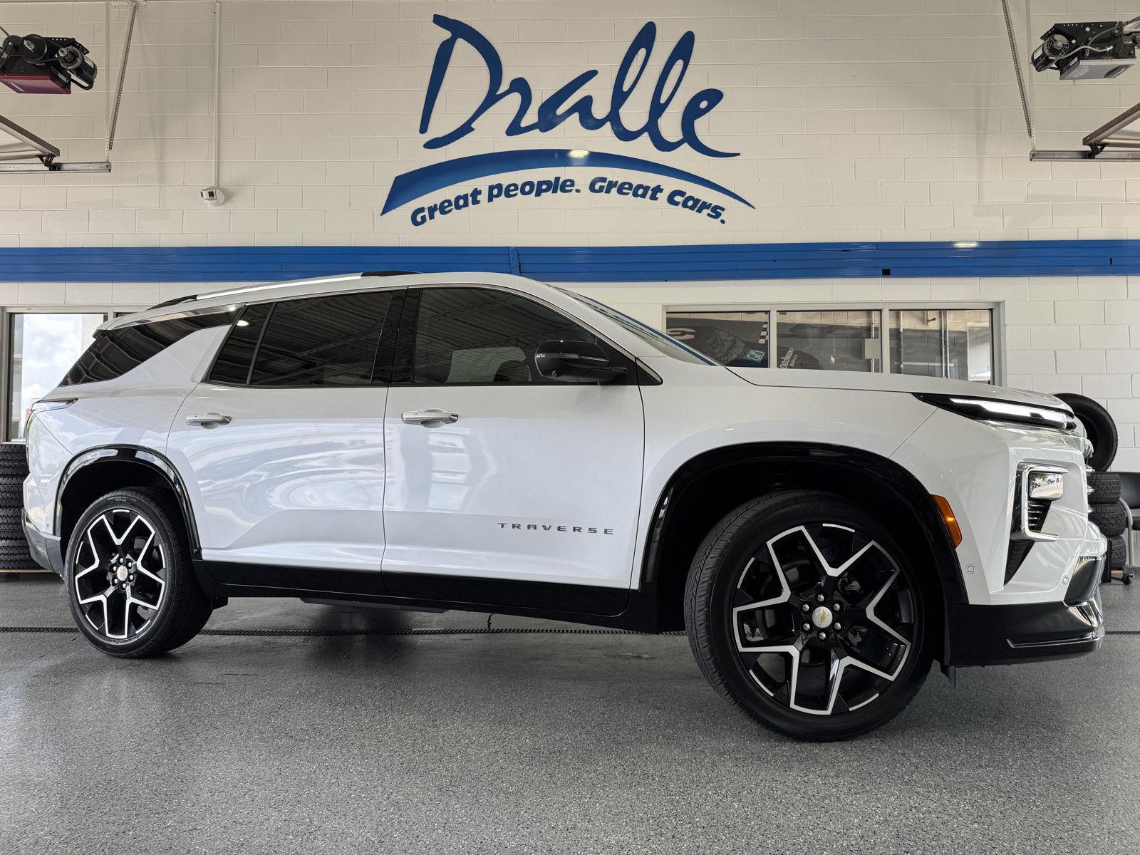 White (Iridescent Pearl Tricoat) 2025 Chevrolet Traverse SUV / Crossover Four-Wheel Drive 8-Speed Automatic