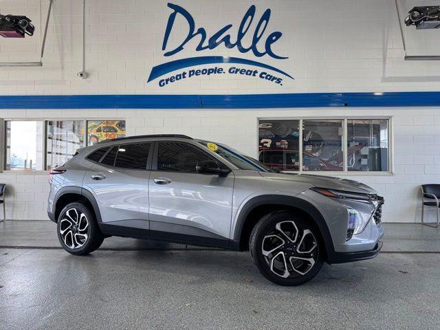 Sterling Gray Metallic 2025 Chevrolet Trax RS with 2RS FWD SUV / Crossover Front-Wheel Drive 6-Speed Automatic