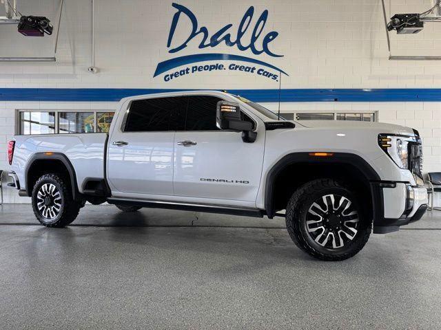 White Frost Tricoat 2025 GMC Sierra 2500HD Denali Ultimate Crew Cab 4WD Pickup Truck Four-Wheel Drive Automatic