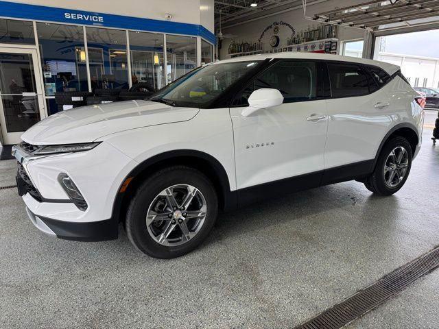 View vehicle photo 4