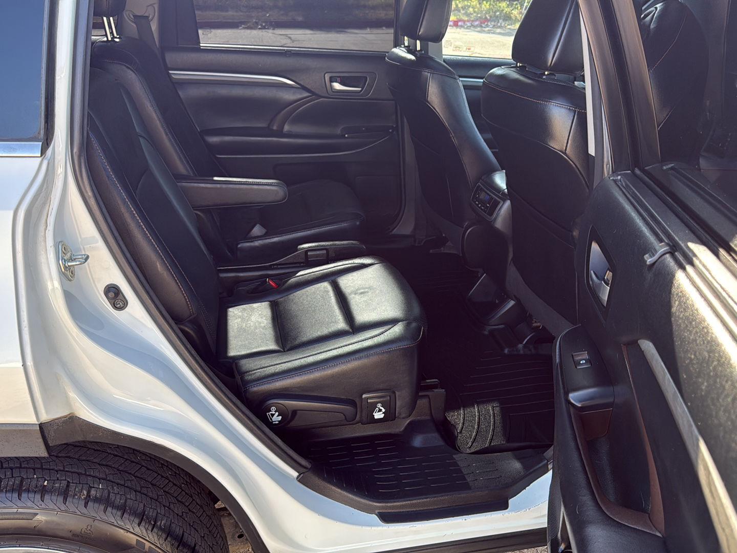 2017 Toyota Highlander 29