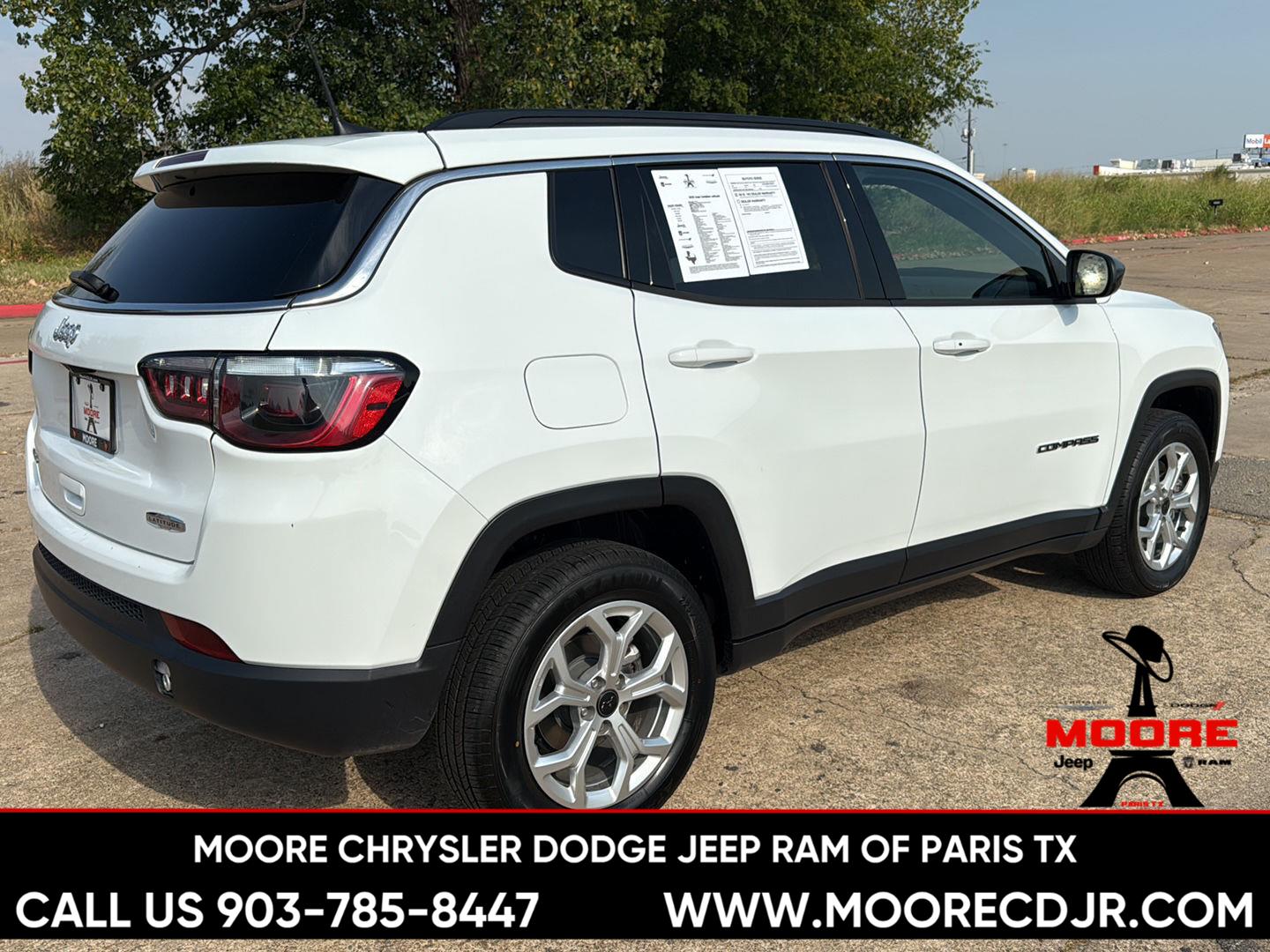 Used 2025 Bright White Clearcoat Jeep Latitude image 3
