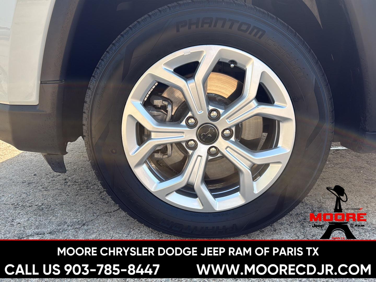Used 2025 Bright White Clearcoat Jeep Latitude image 8