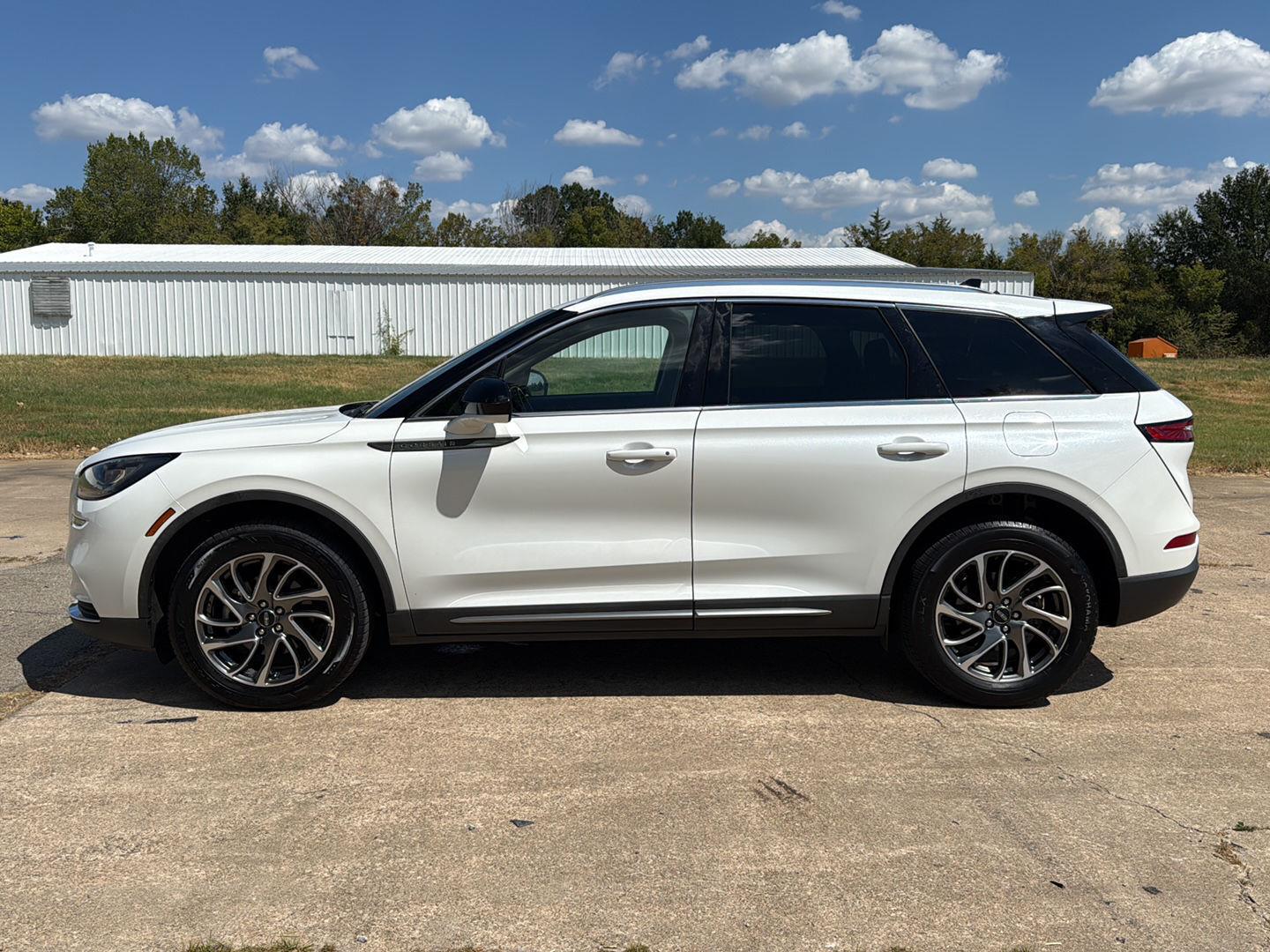 Used 2021 Pristine White Lincoln Standard image 4