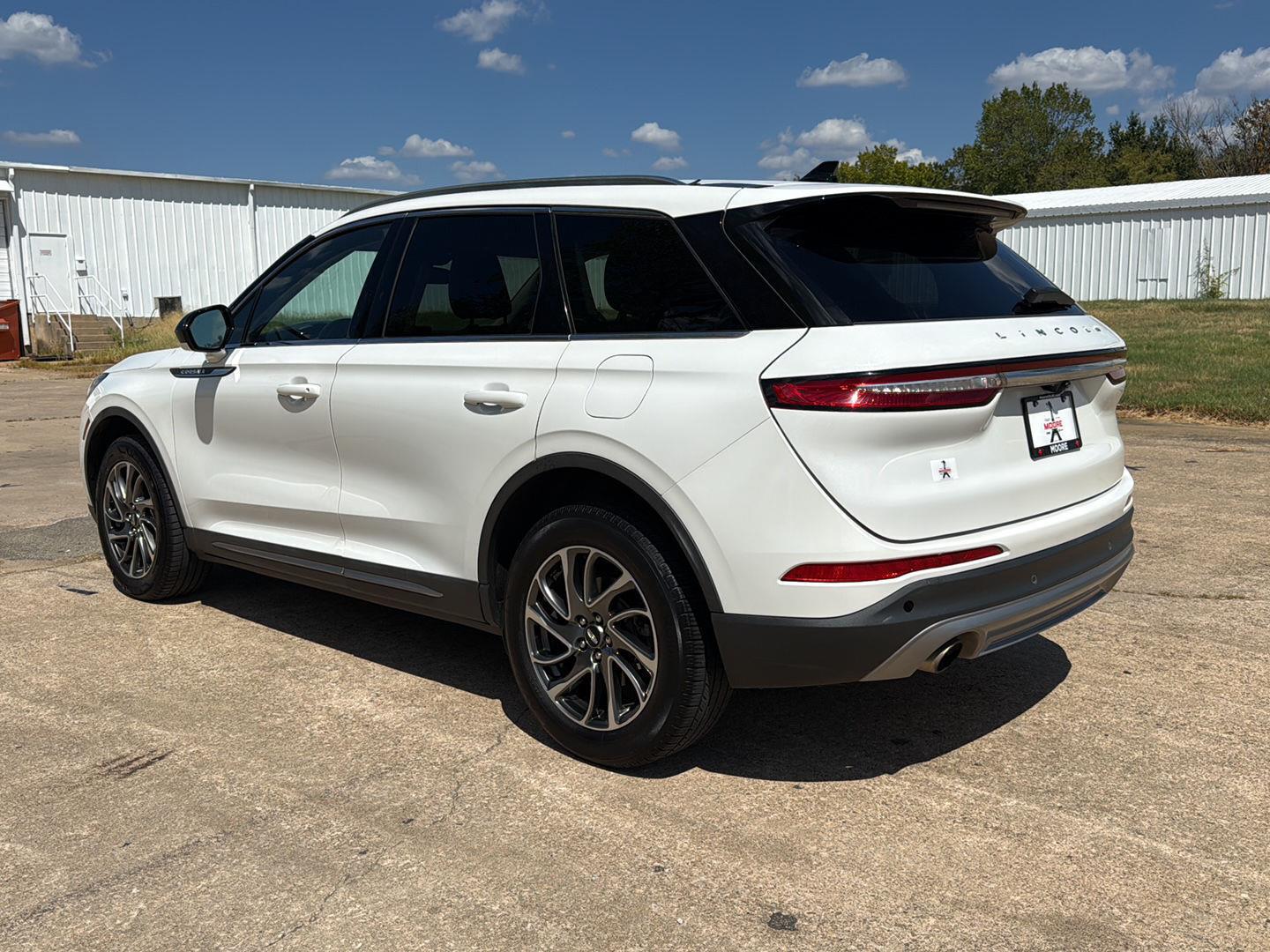 Used 2021 Pristine White Lincoln Standard image 5