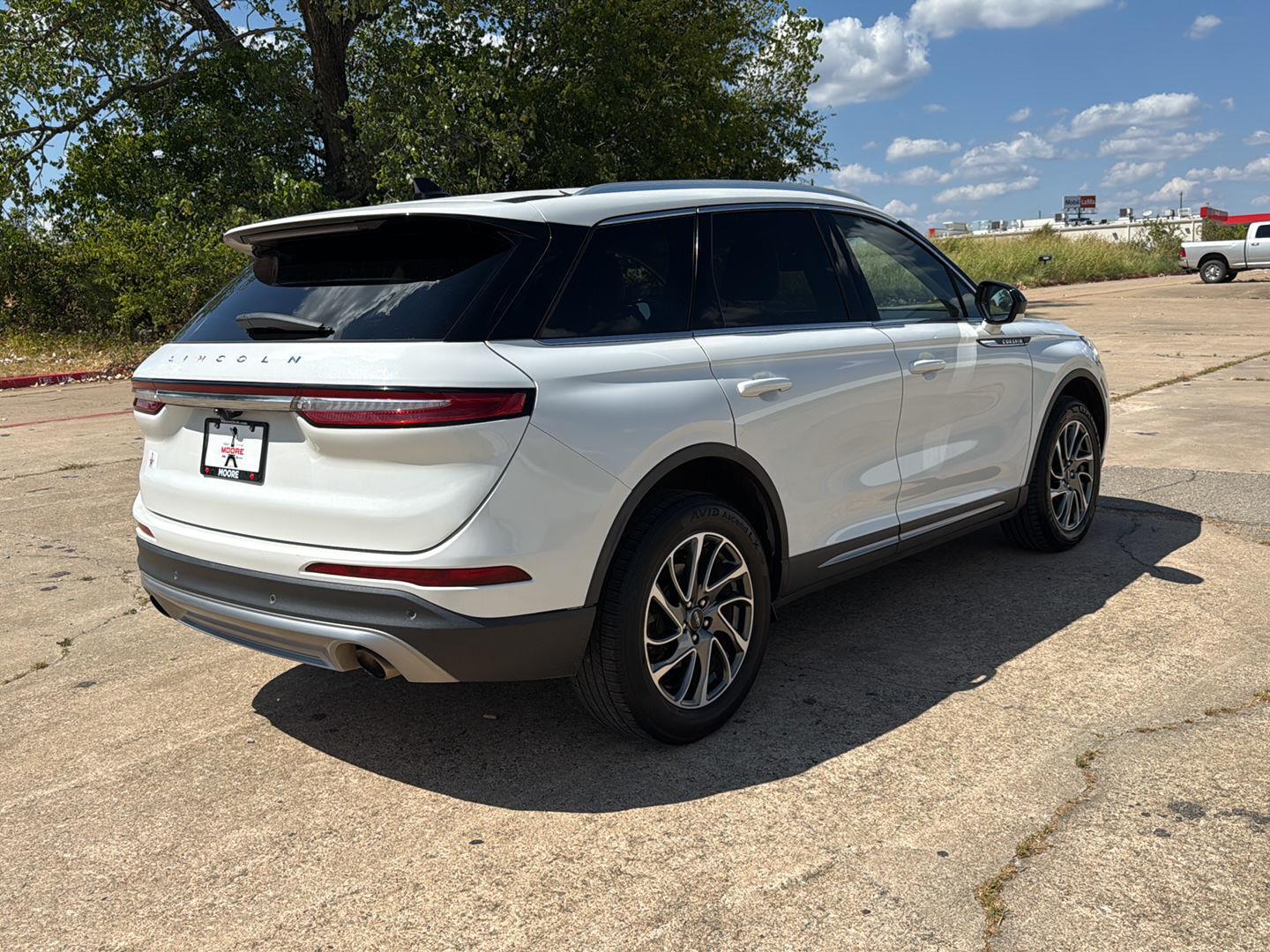 Used 2021 Pristine White Lincoln Standard image 7