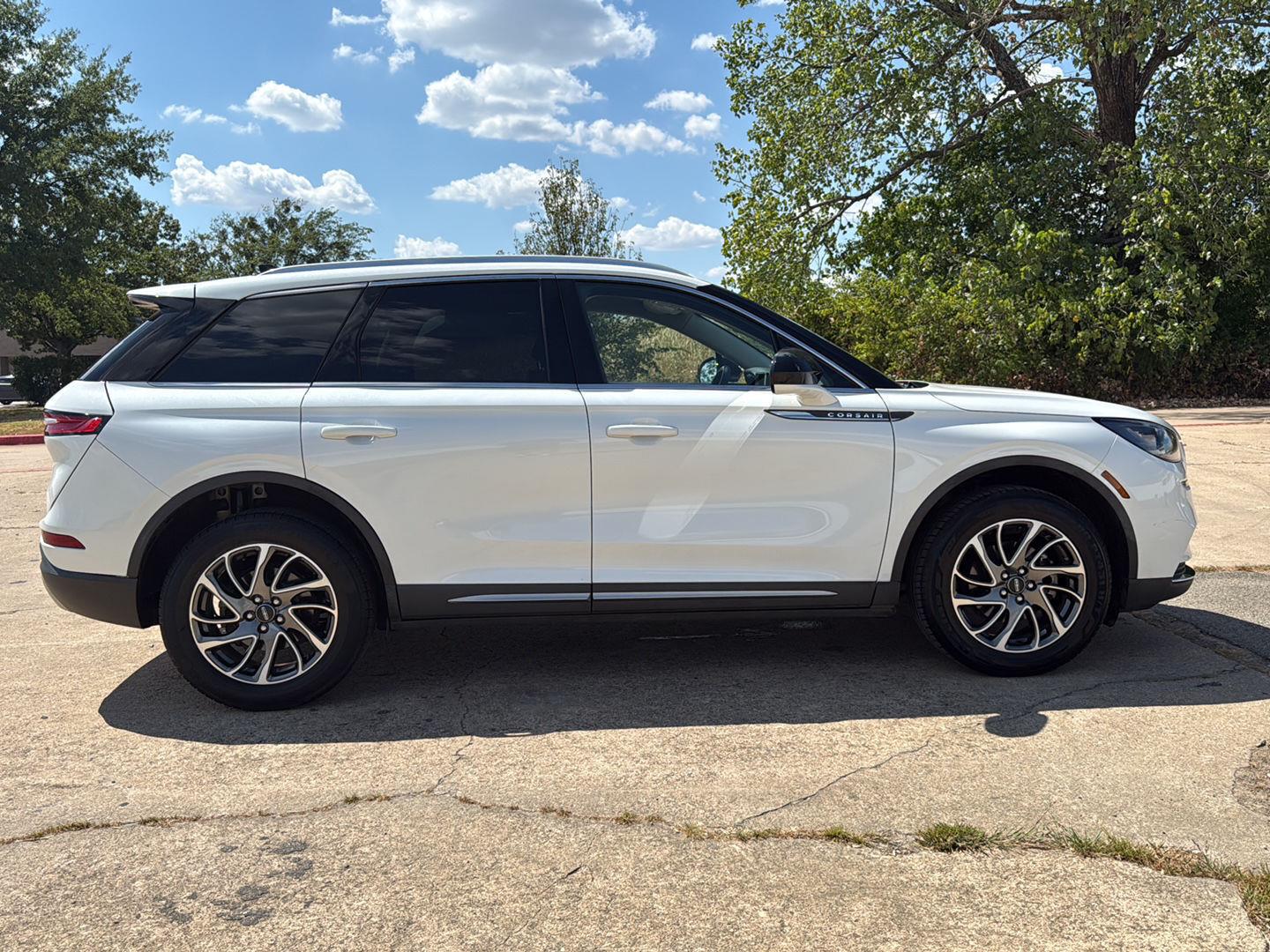 Used 2021 Pristine White Lincoln Standard image 8