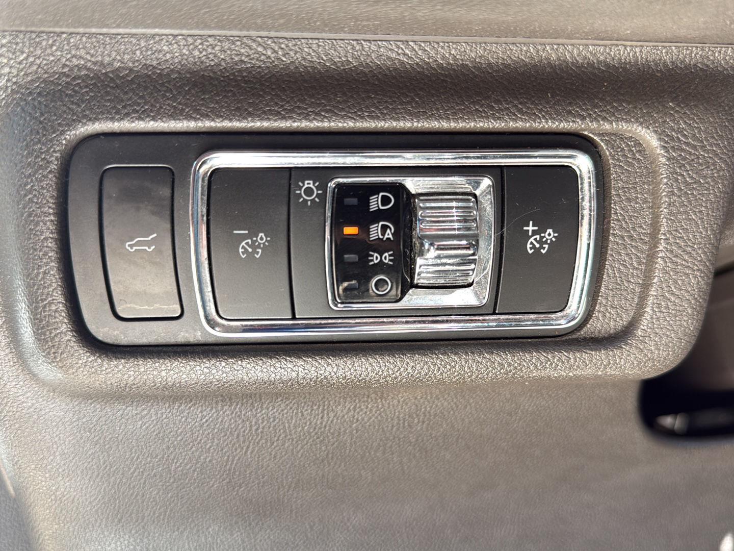 Used 2021 Pristine White Lincoln Standard image 11
