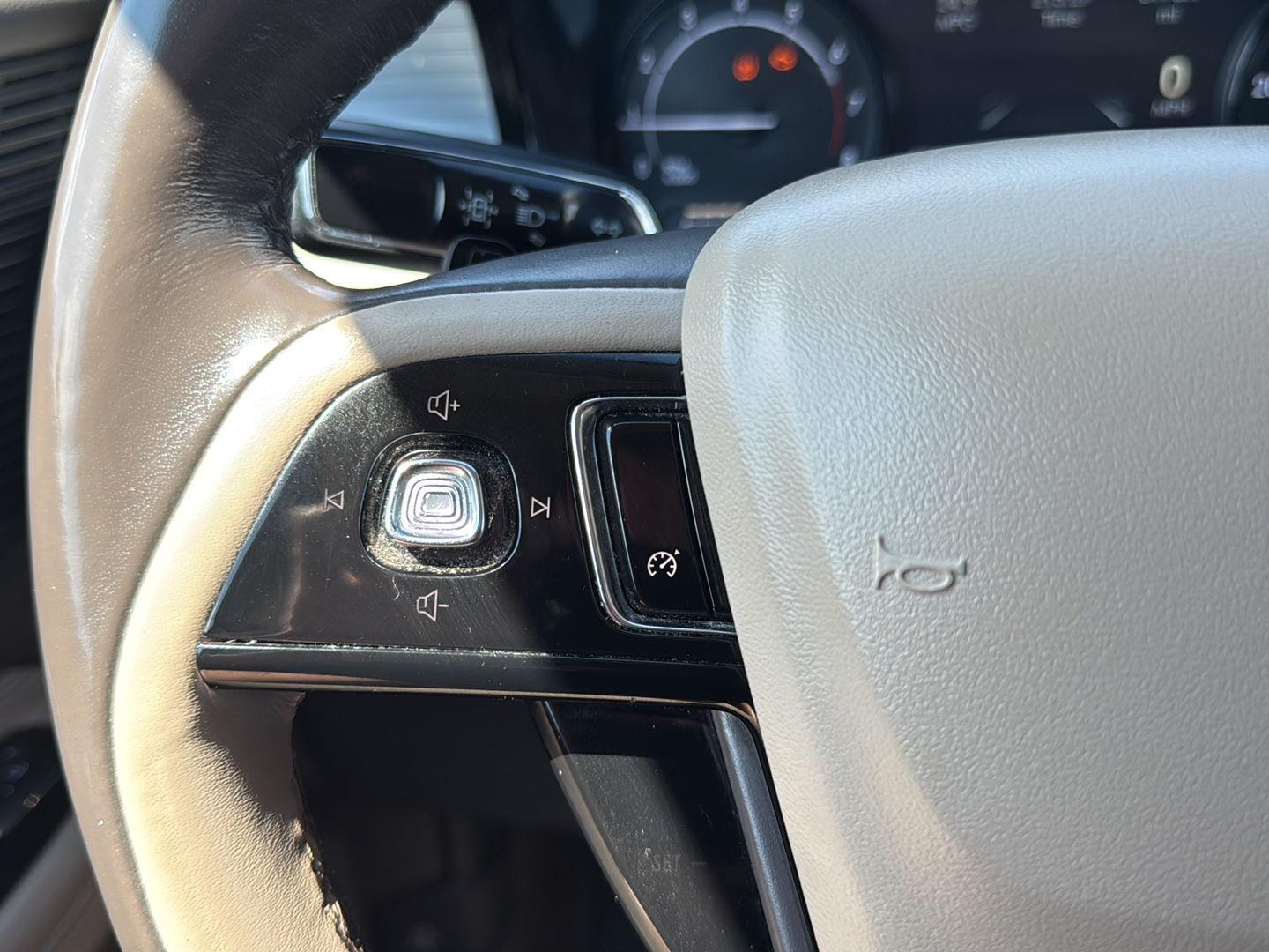 Used 2021 Pristine White Lincoln Standard image 12
