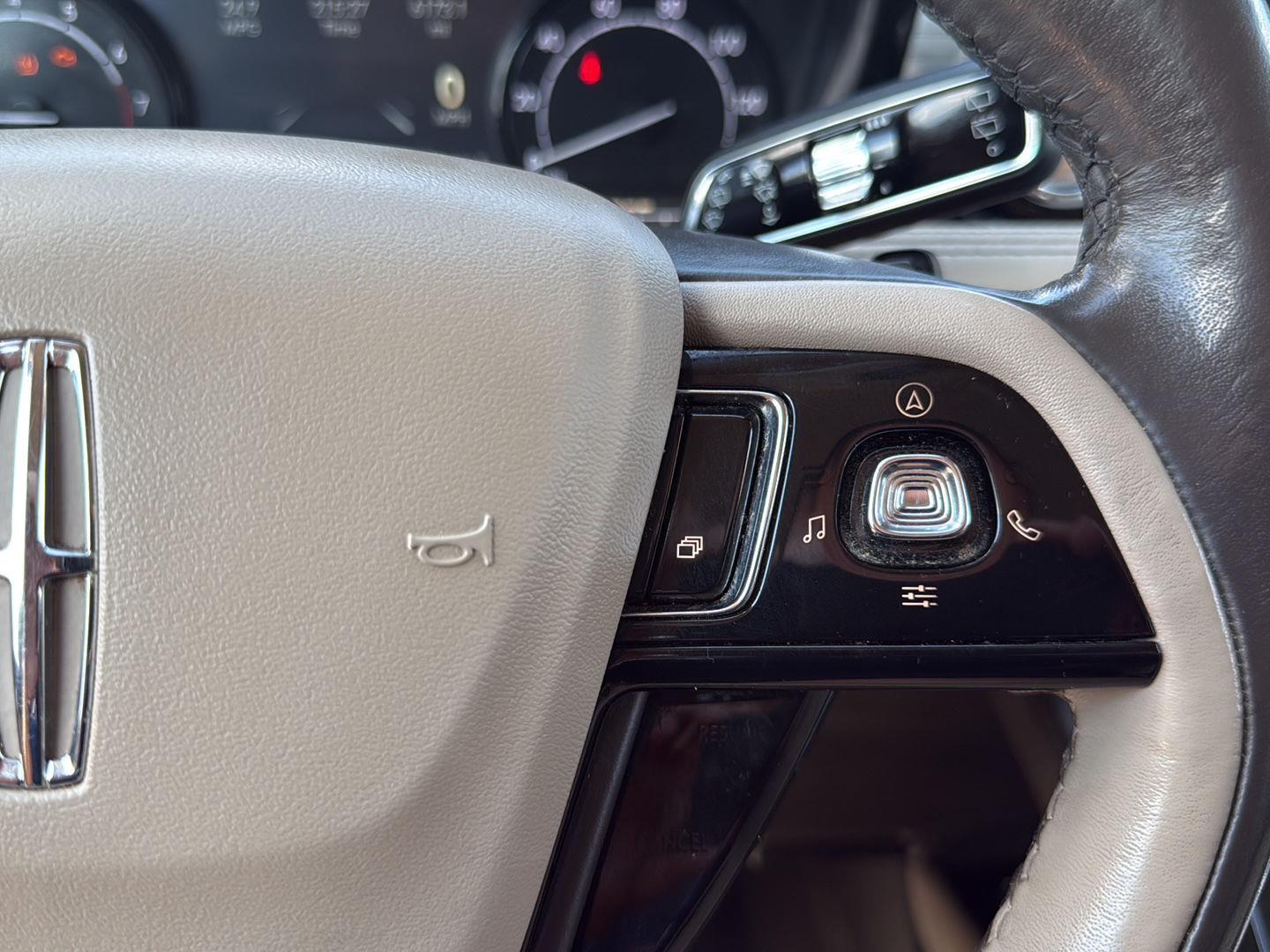 Used 2021 Pristine White Lincoln Standard image 13