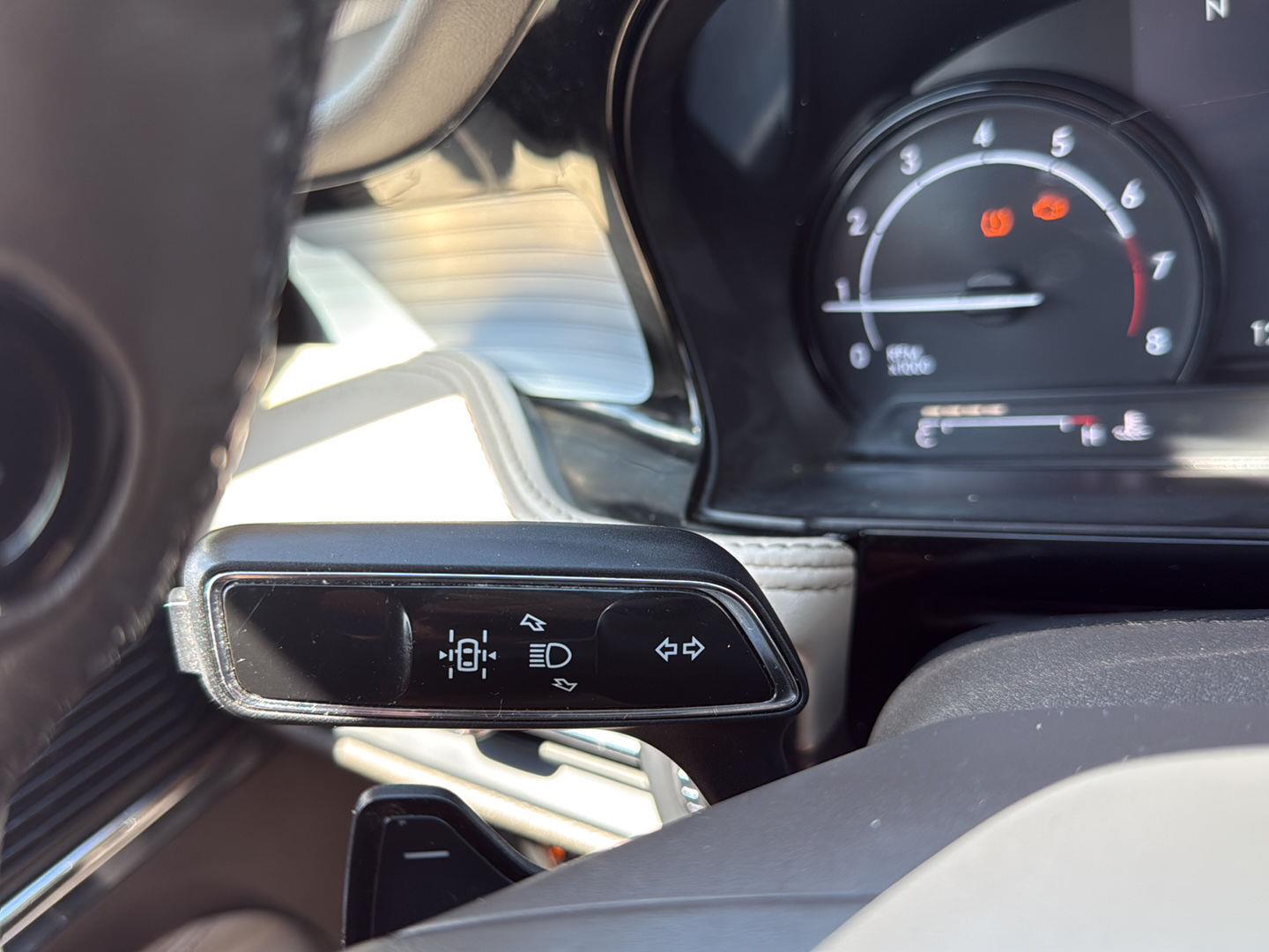 Used 2021 Pristine White Lincoln Standard image 14