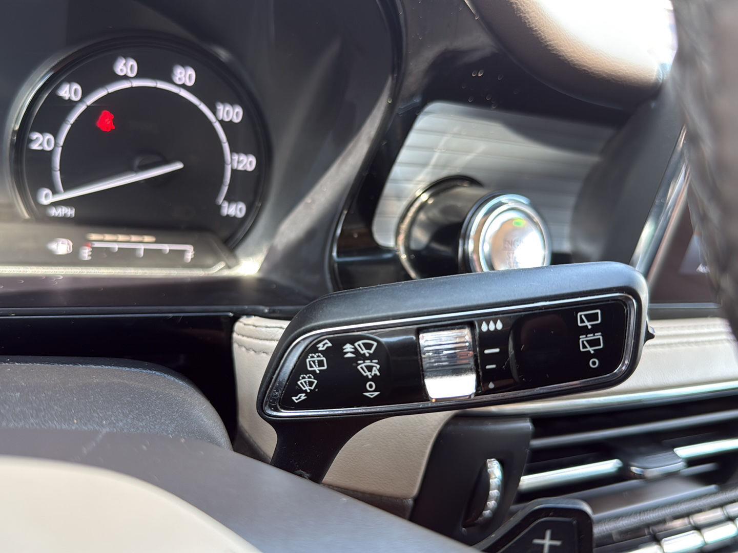 Used 2021 Pristine White Lincoln Standard image 15