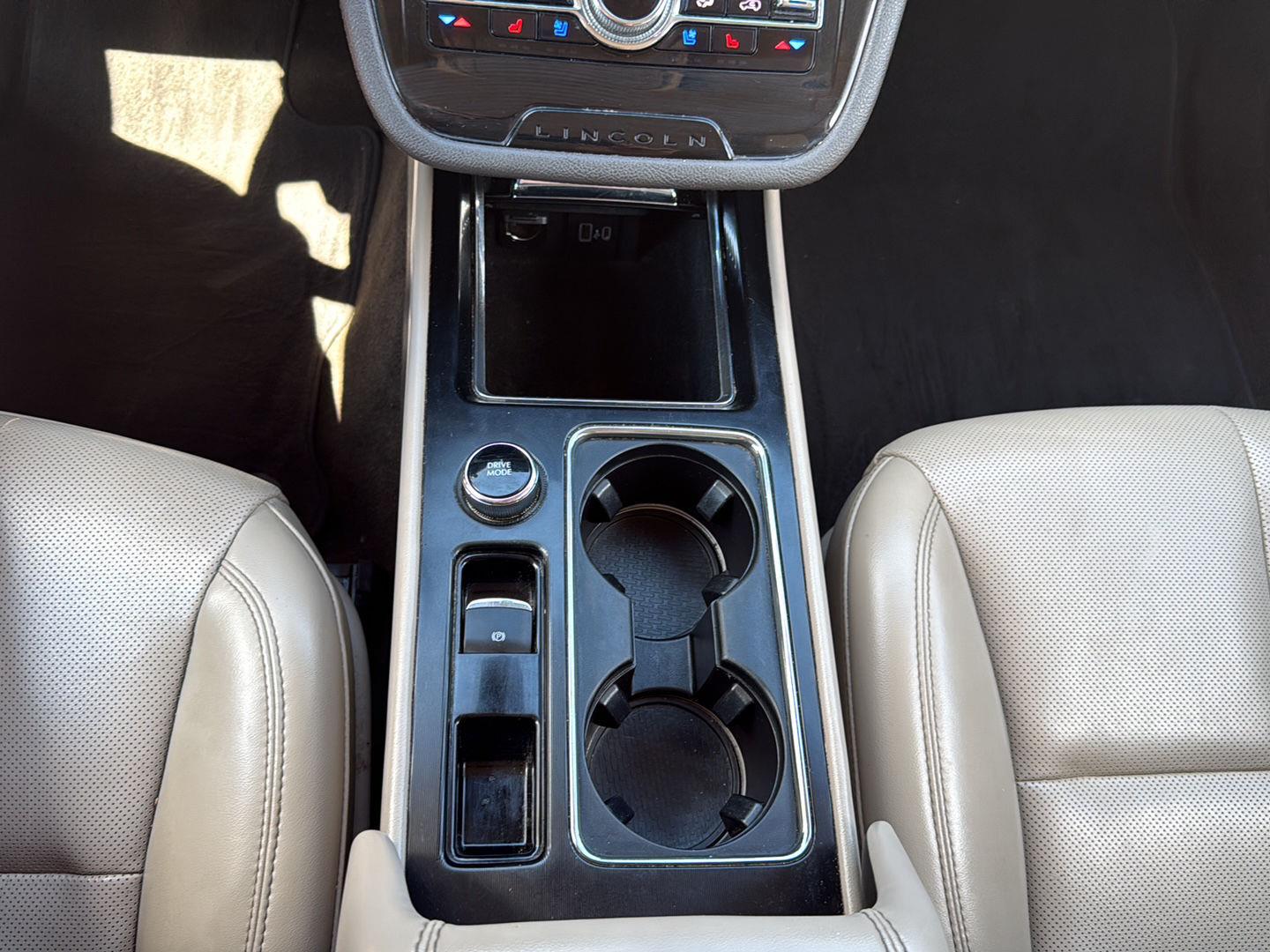 Used 2021 Pristine White Lincoln Standard image 17