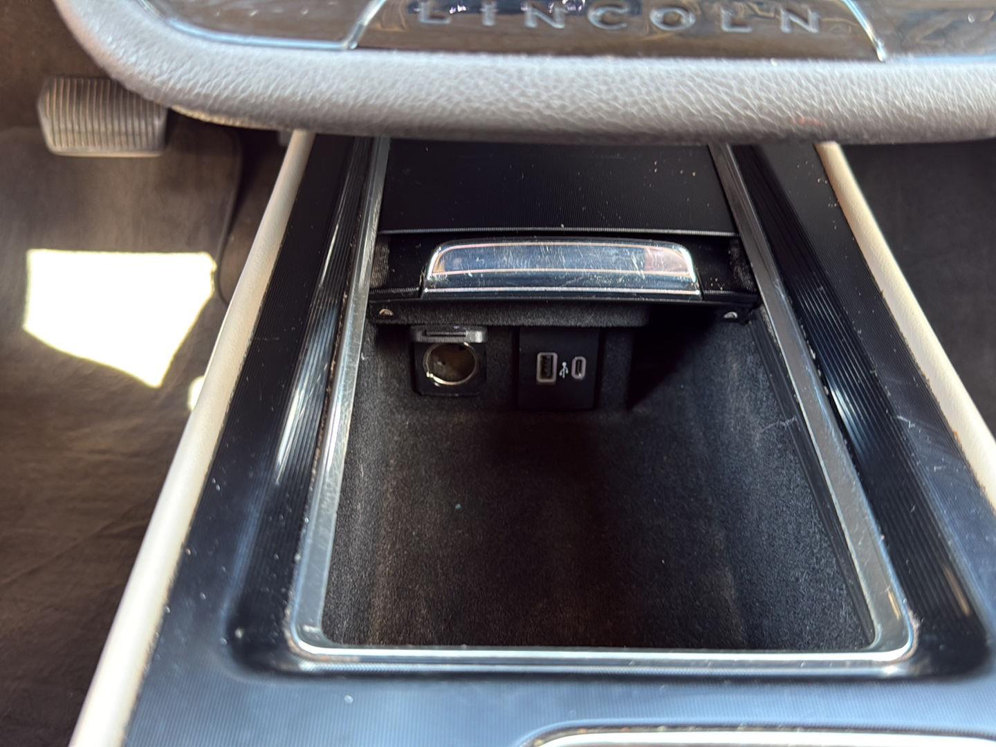 Used 2021 Pristine White Lincoln Standard image 18