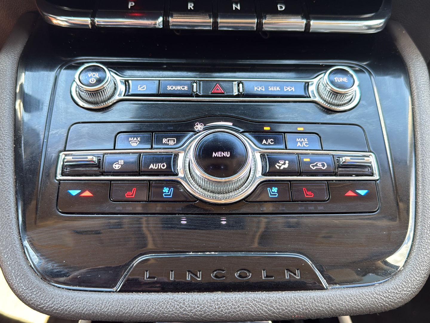 Used 2021 Pristine White Lincoln Standard image 19