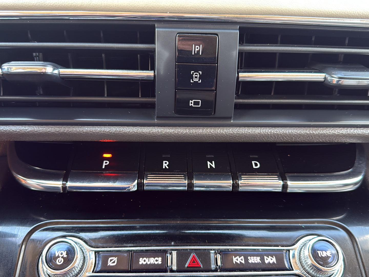 Used 2021 Pristine White Lincoln Standard image 20
