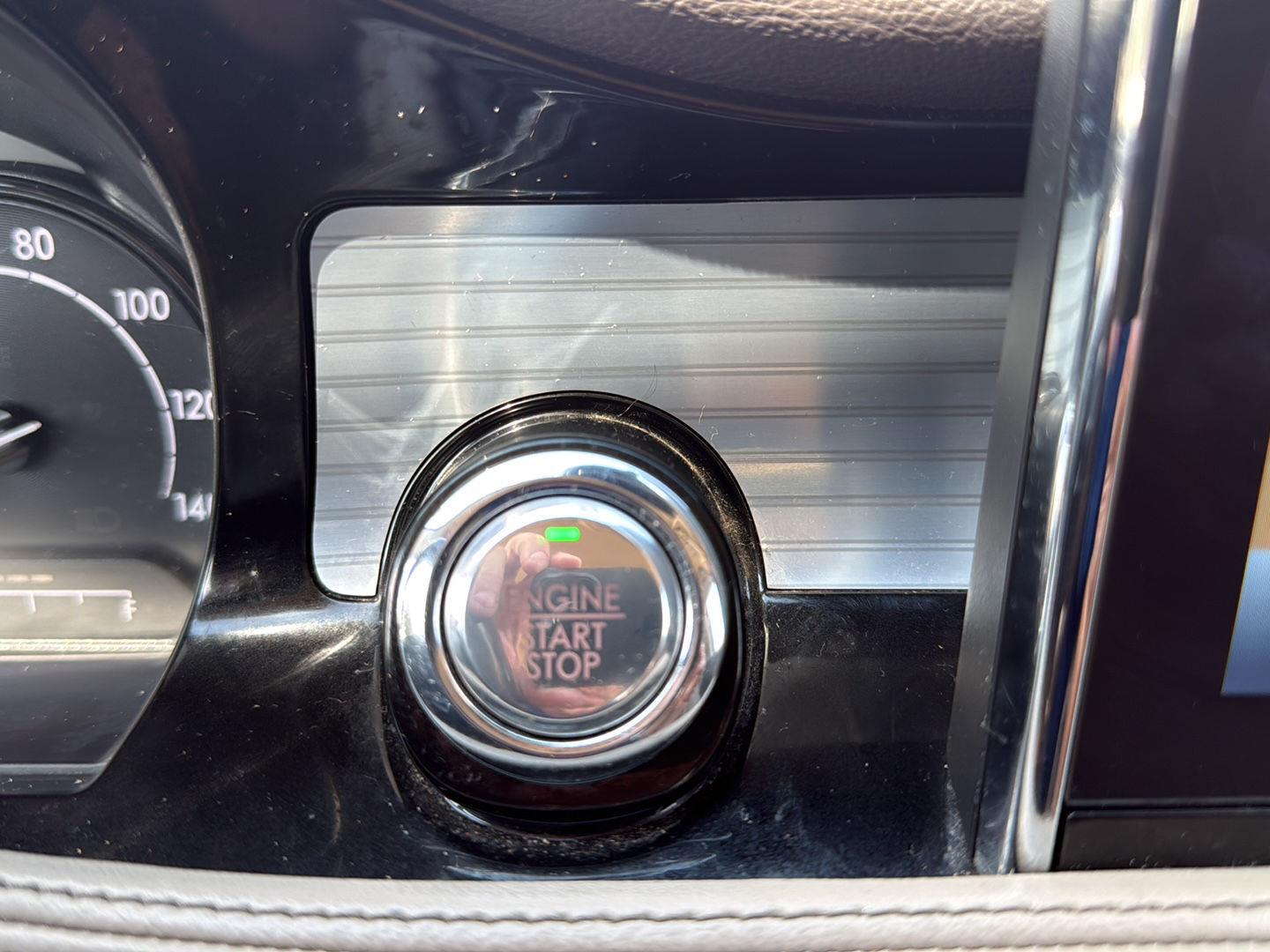 Used 2021 Pristine White Lincoln Standard image 21