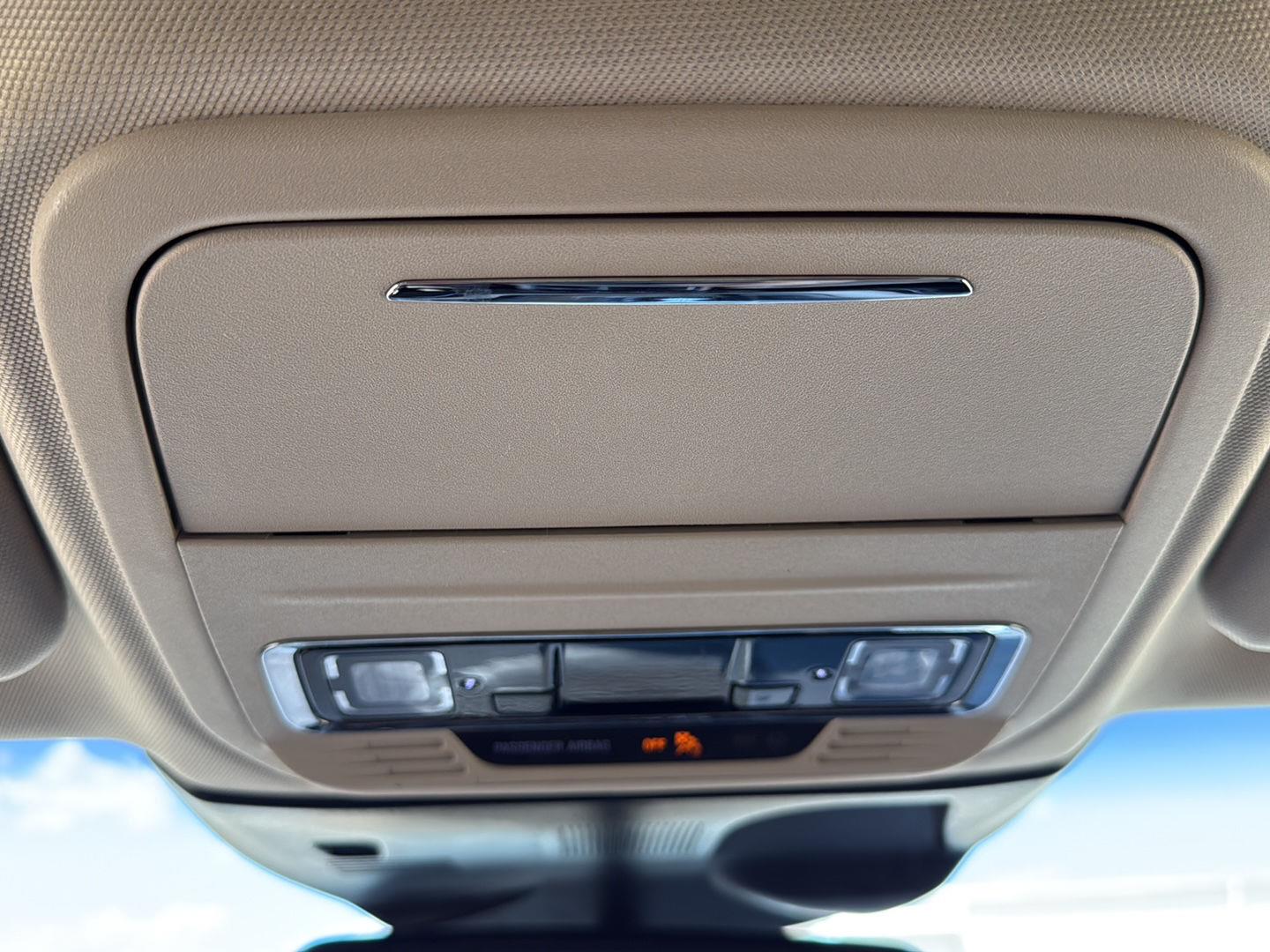 Used 2021 Pristine White Lincoln Standard image 27