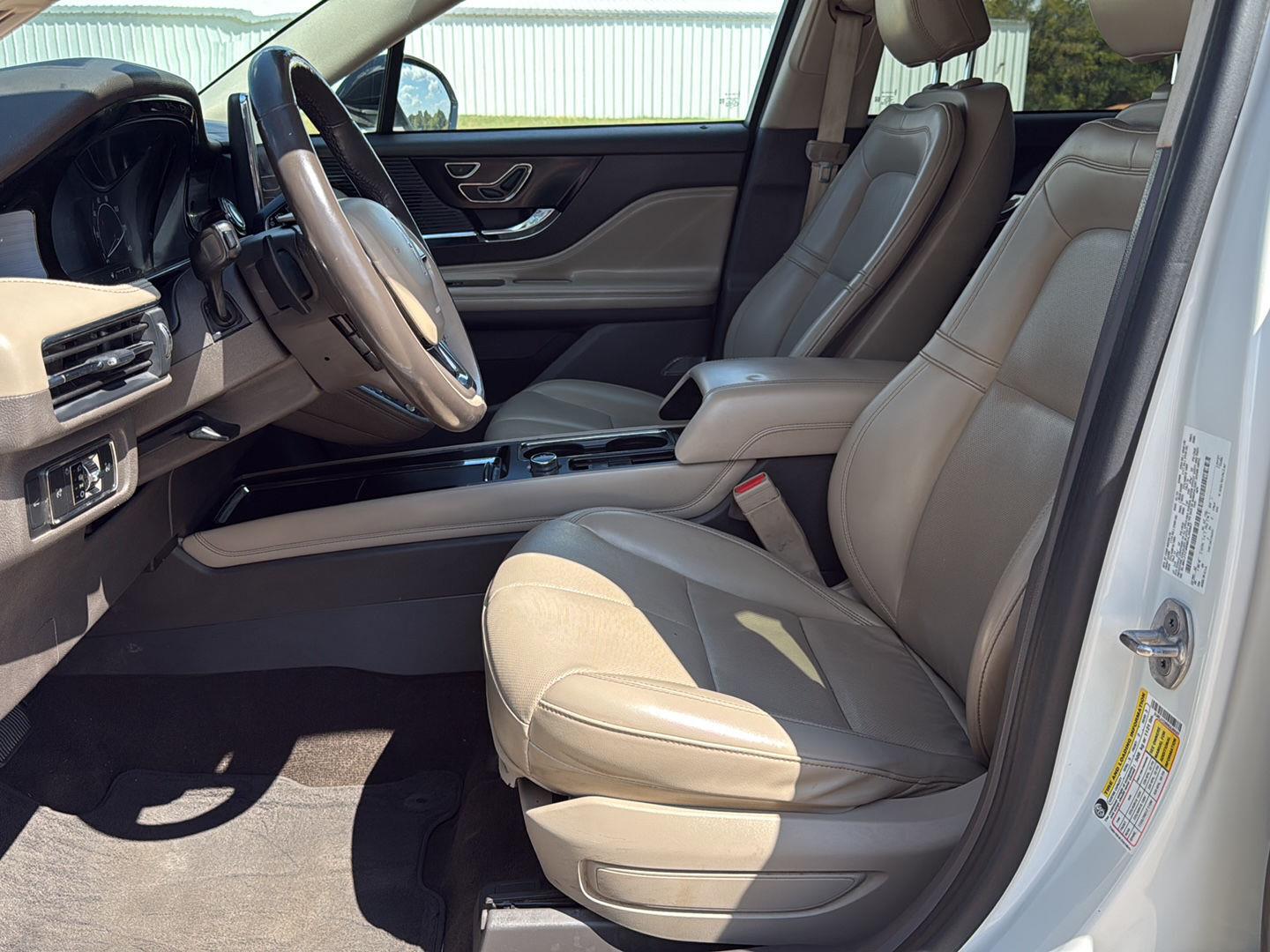 Used 2021 Pristine White Lincoln Standard image 29