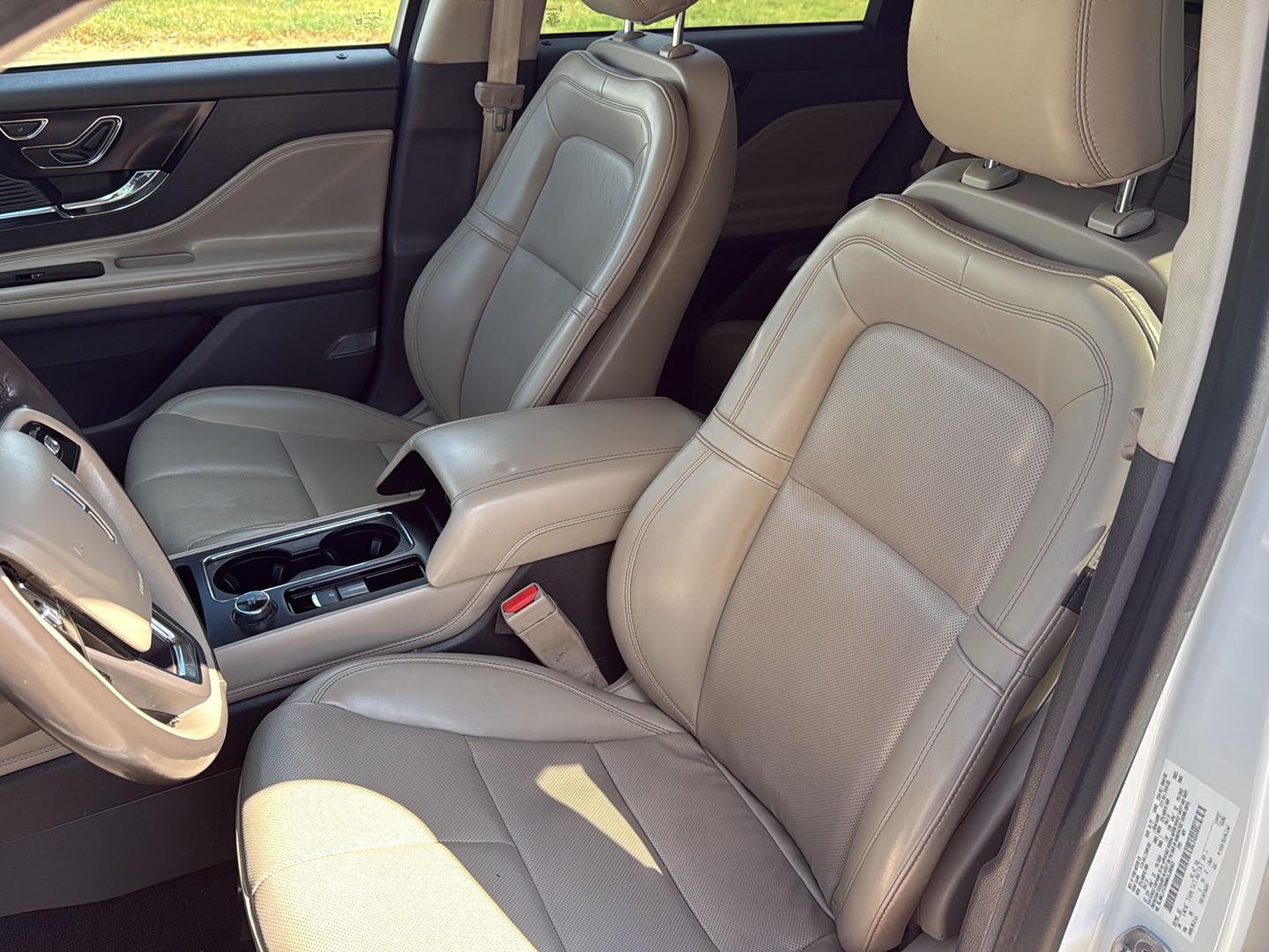 Used 2021 Pristine White Lincoln Standard image 31