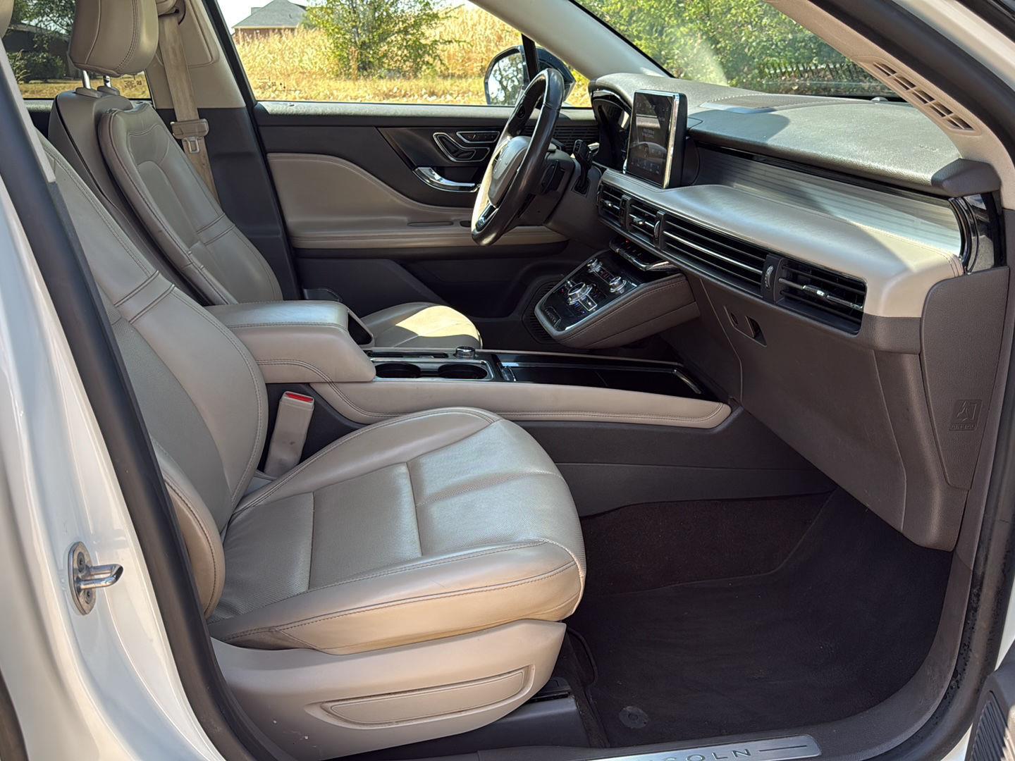 Used 2021 Pristine White Lincoln Standard image 36