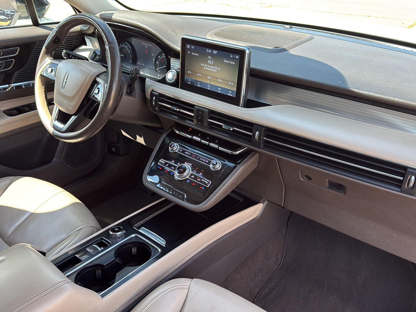 Used 2021 Pristine White Lincoln Standard image 37