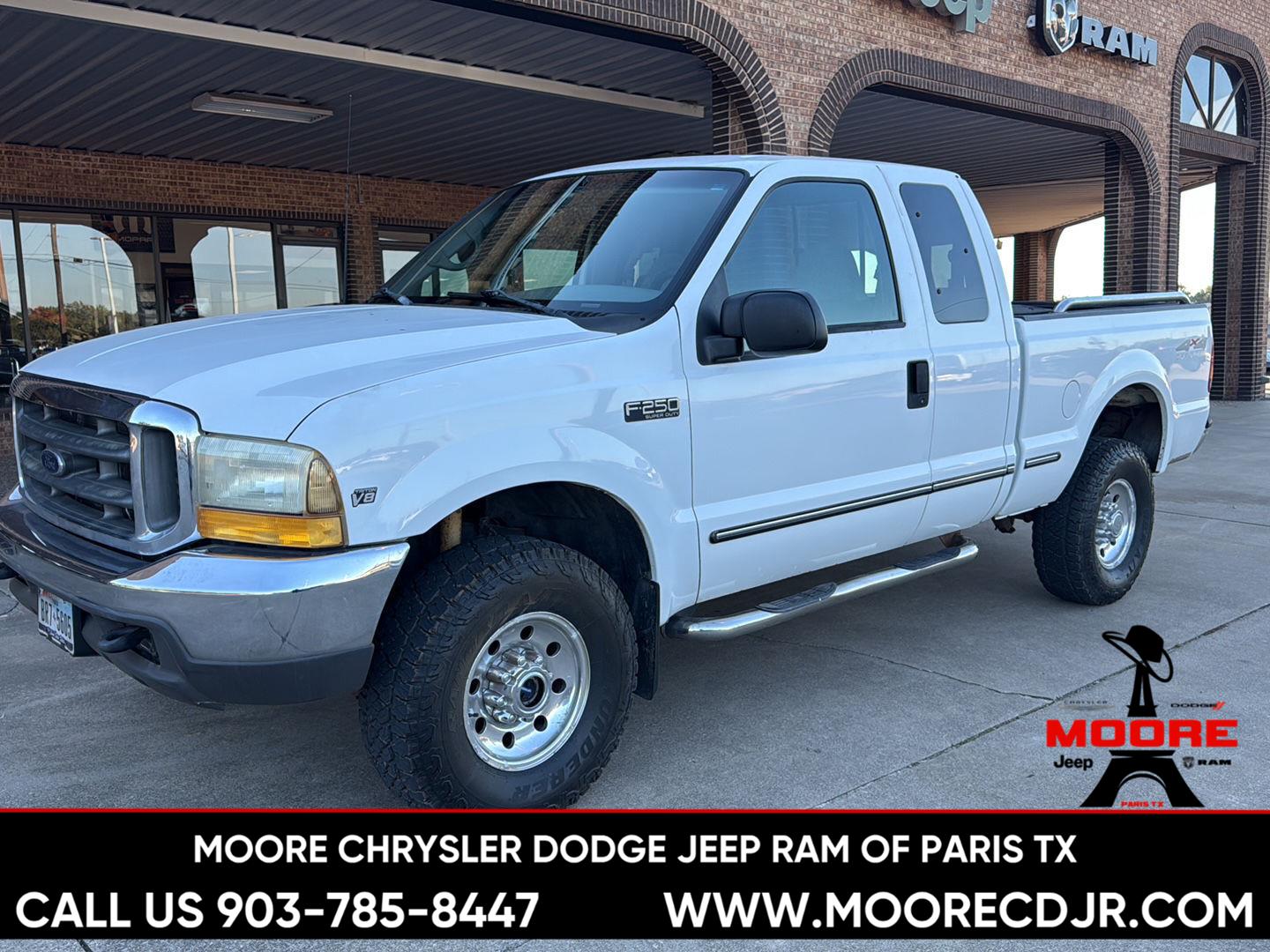 White 1999 Ford F-250 Super Duty Pickup Truck Four-Wheel Drive