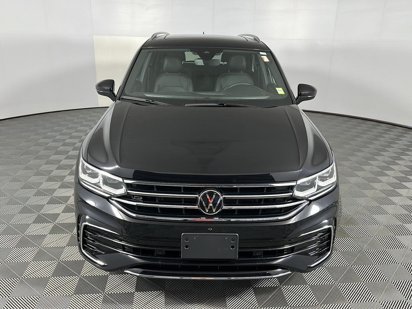 Certified Used 2024  Volkswagen SEL R-Line image 4